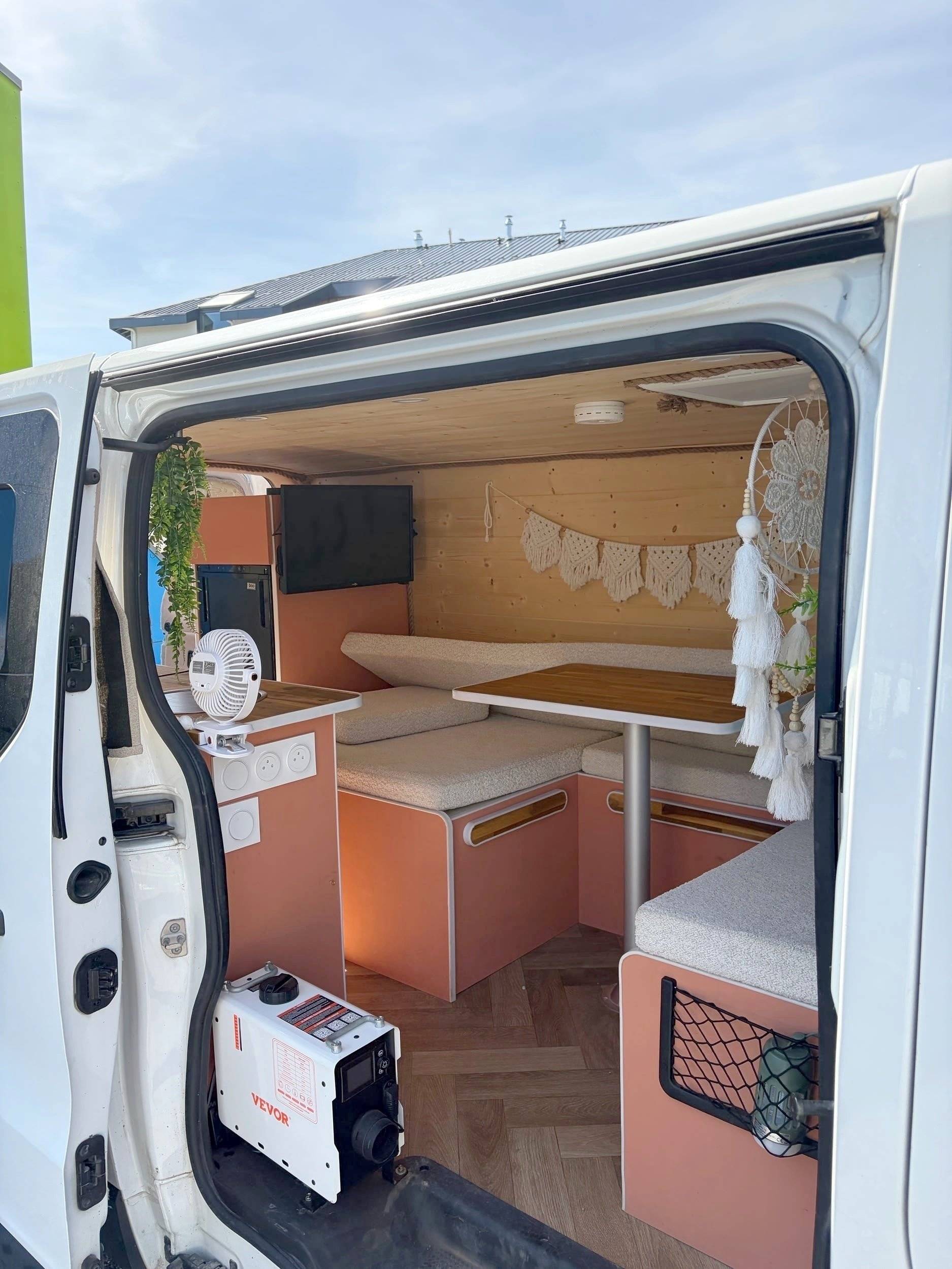 Dining Area Renault Trafic L2H1 2 l 120 ch - Yescapa