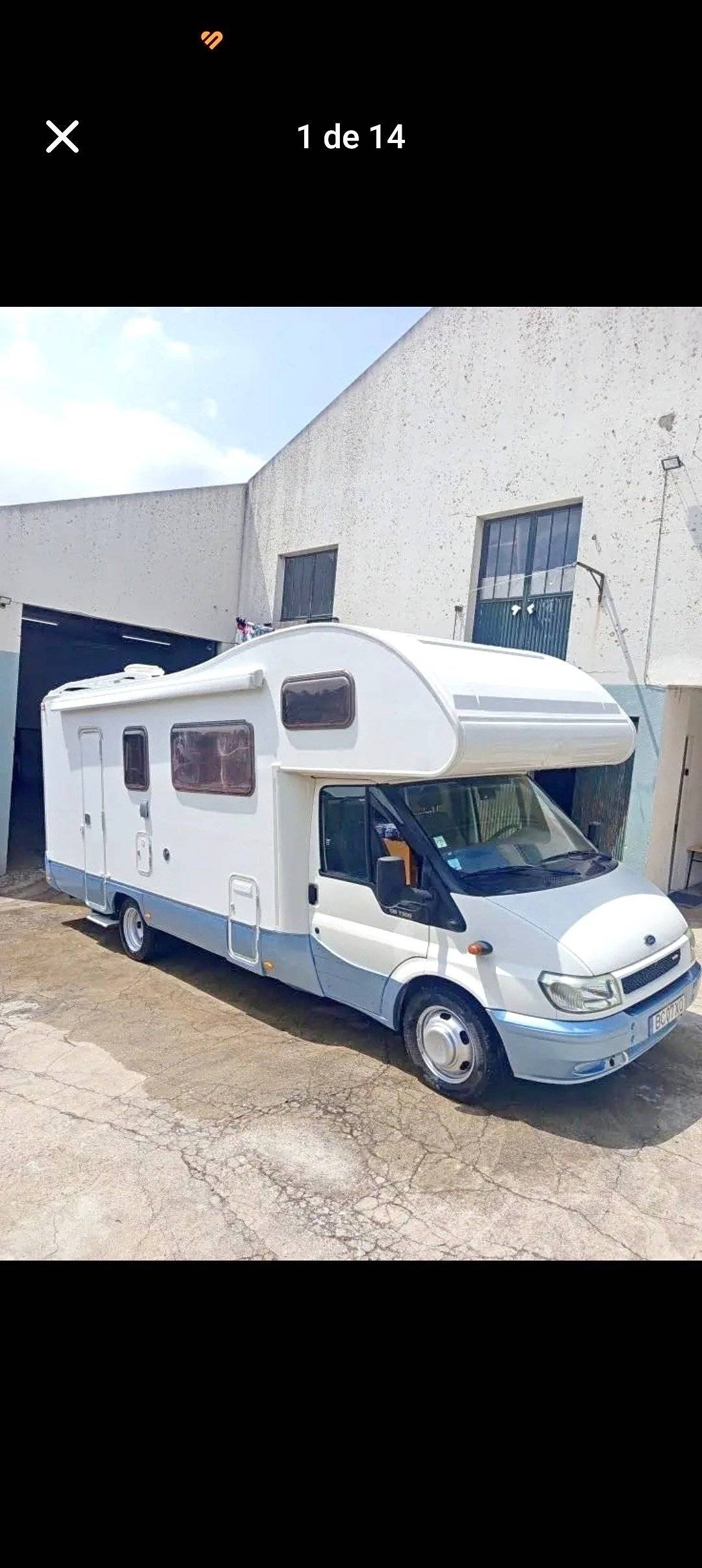 schräge Vorderansicht Ford Transit 2,4 l TDCi 140 ch. - Yescapa