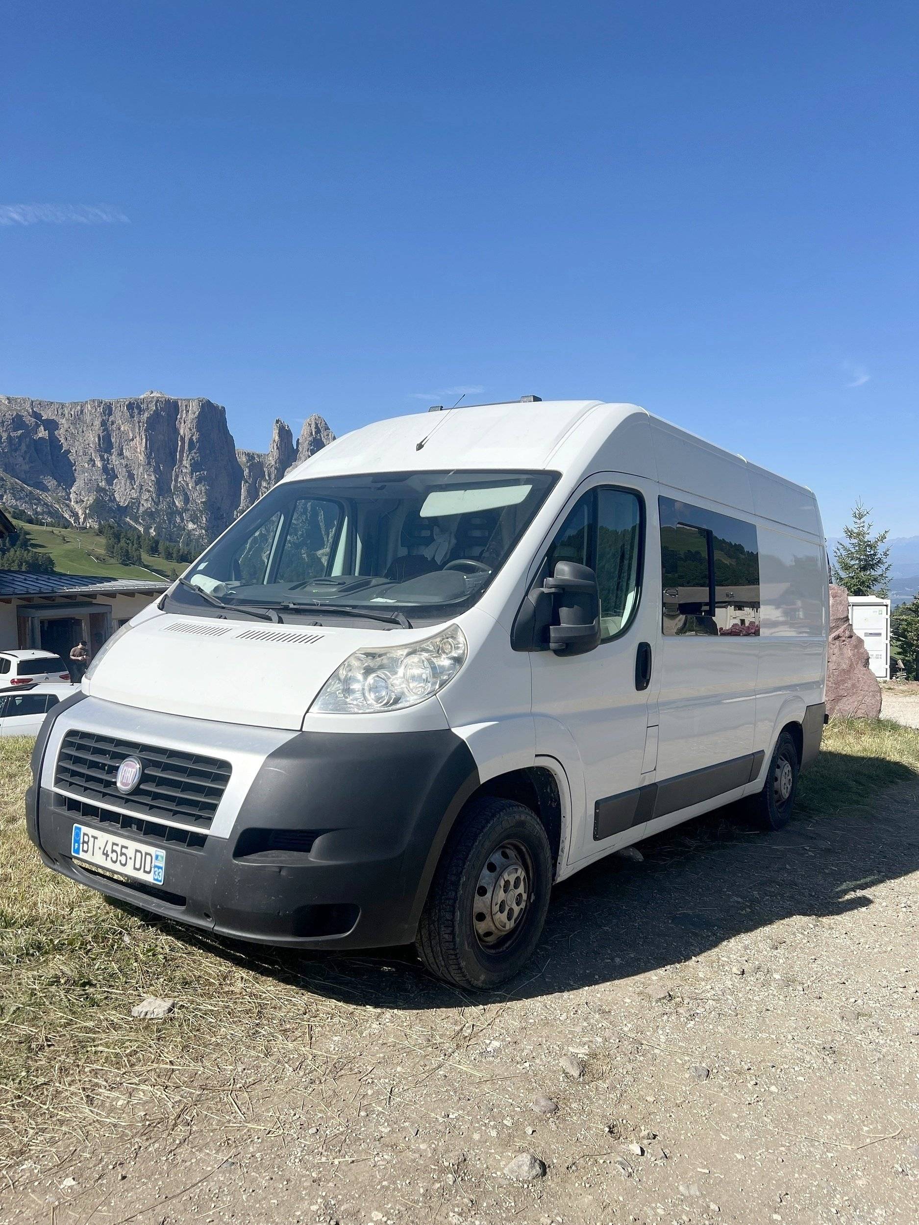 Vue avant de 3/4 Fiat Fiat Ducato 2.3 JTD - Yescapa