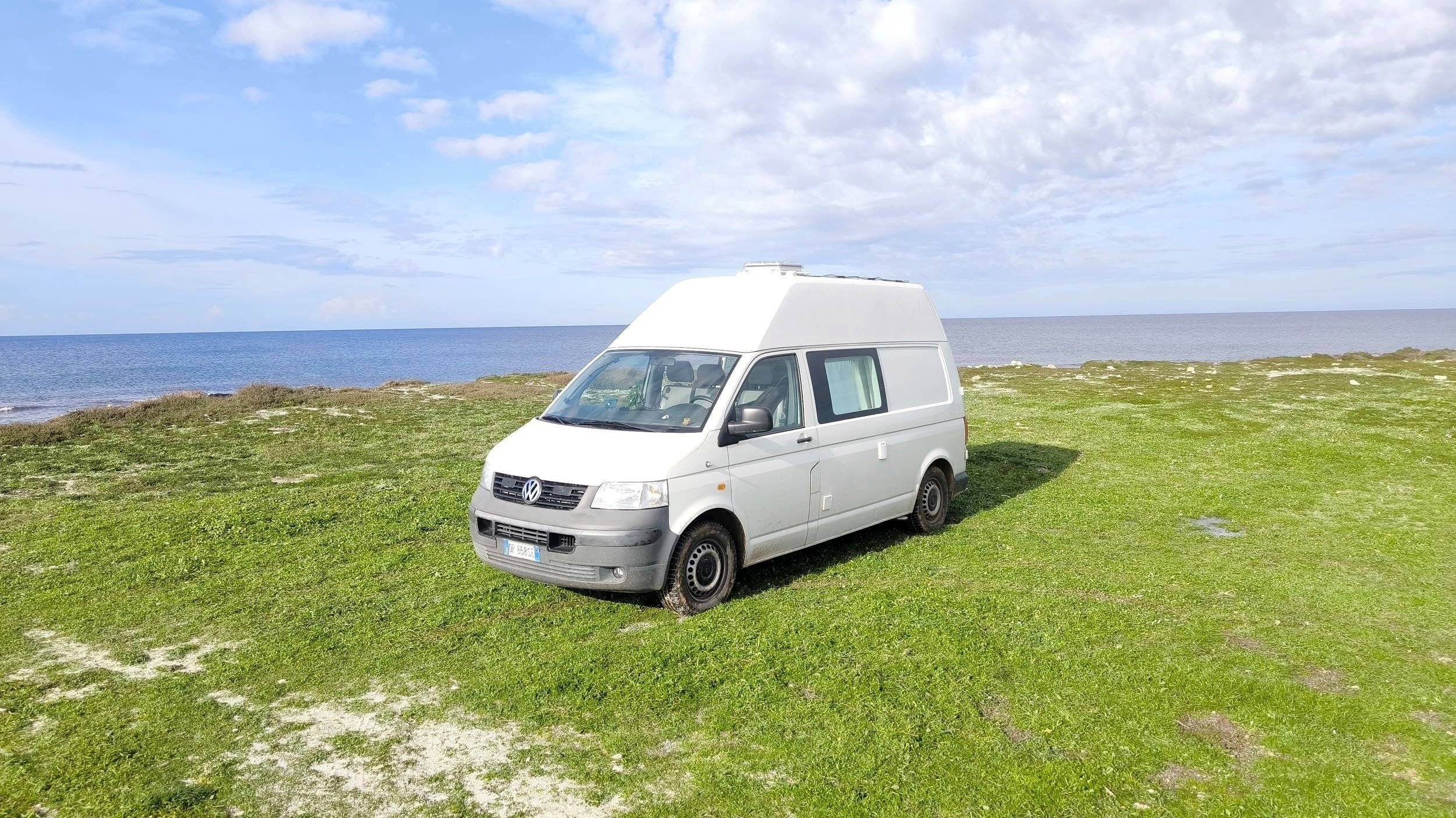 Vista del vehicle angle davanter Volkswagen T5 2,5 l 130 ch - Yescapa