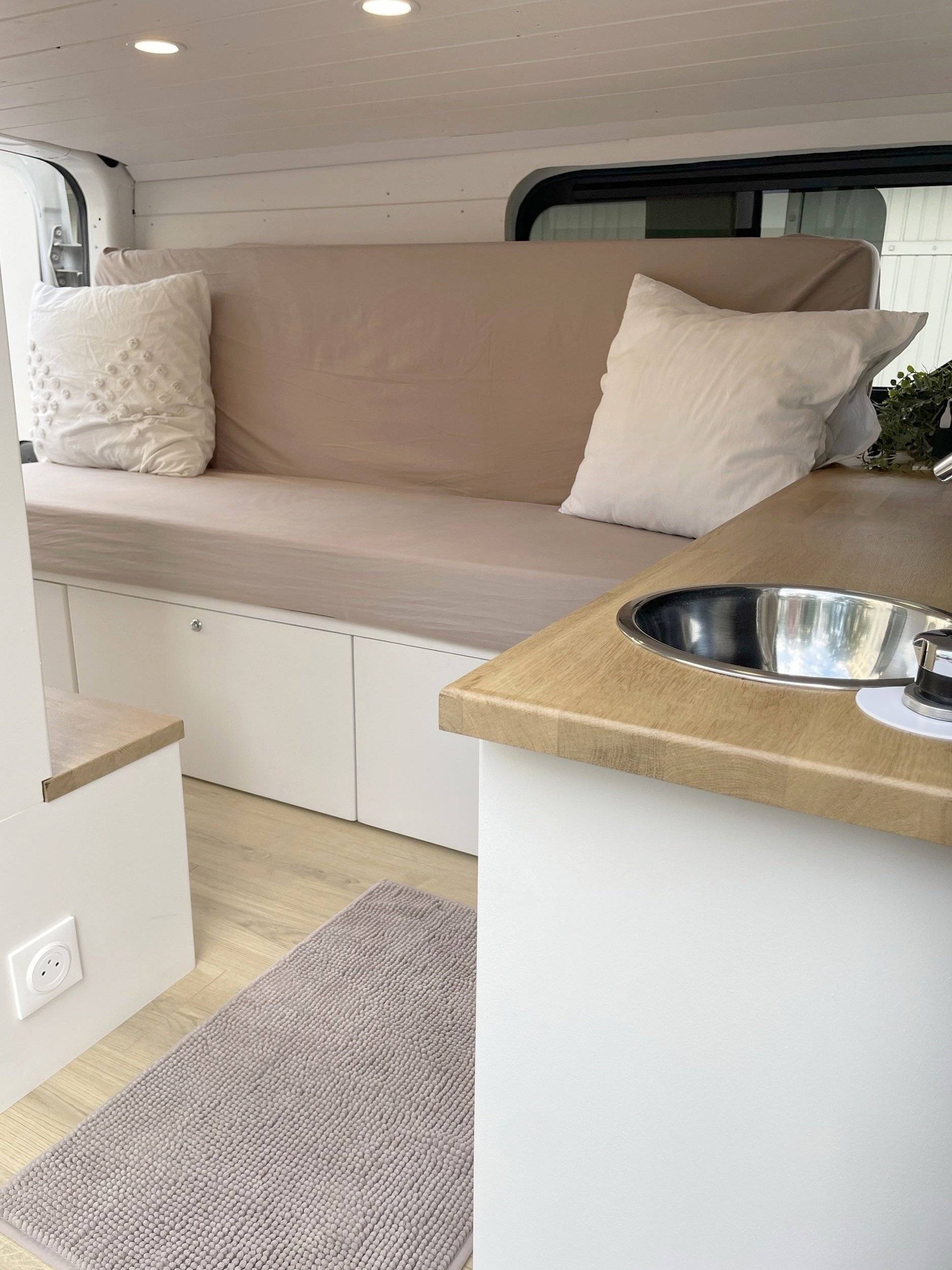 Dining Area Renault Trafic 1,5 l dci 90 ch - Yescapa