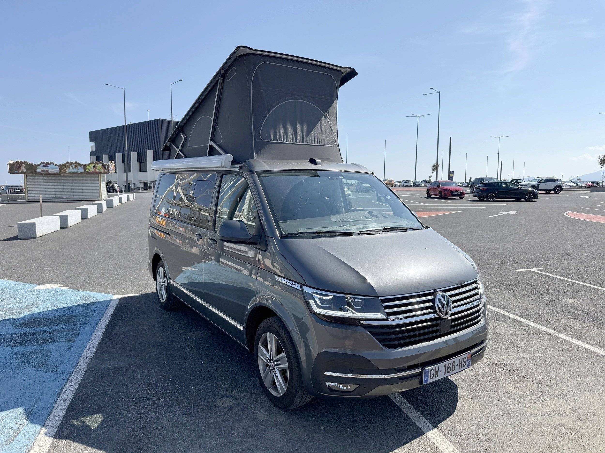 Vista frontale a ¾ Volkswagen T6 2,0 l 204 ch 4 Motion - Yescapa