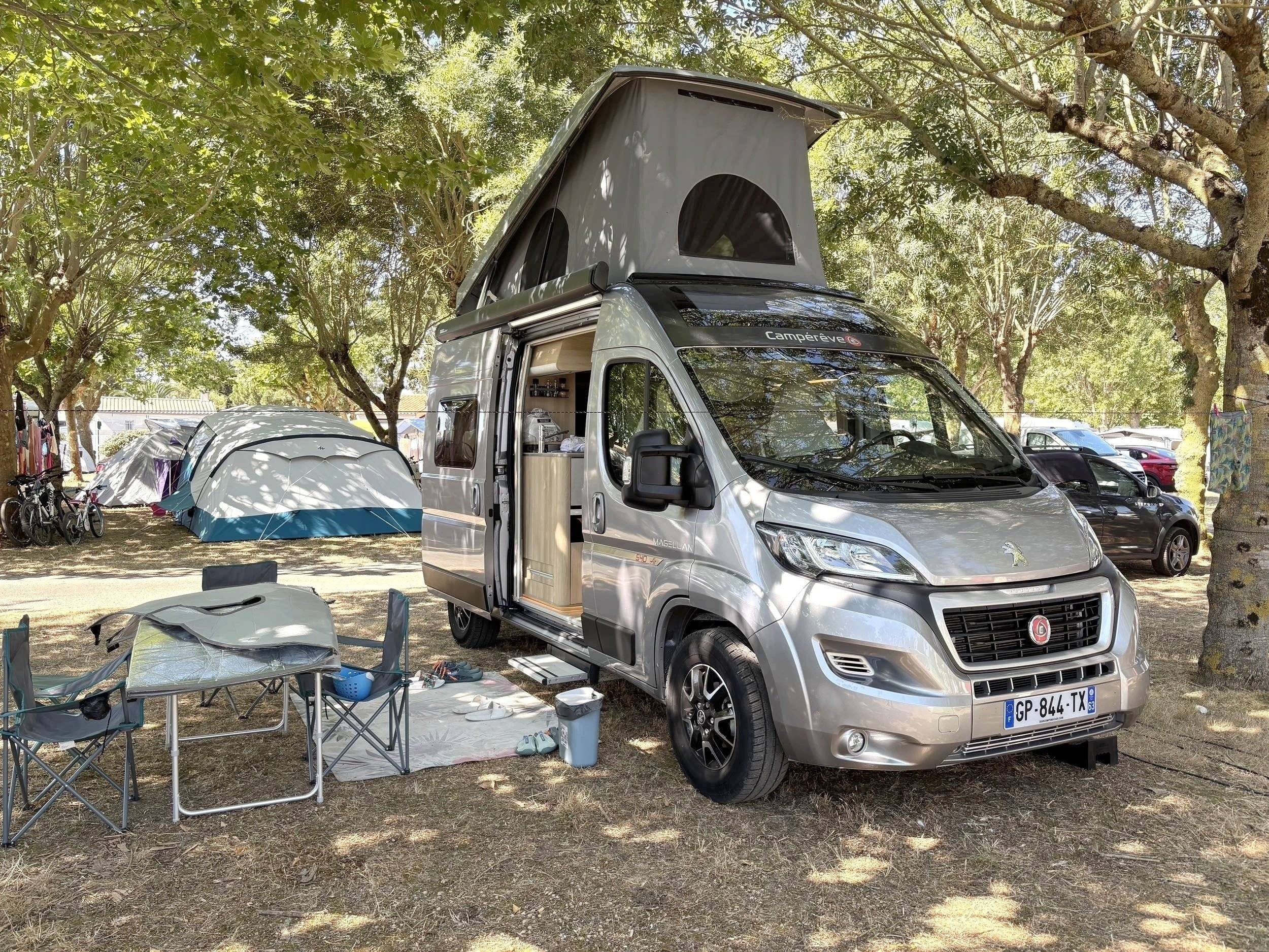 Front view from 3/4 Peugeot Boxer 2,2 l 130 ch - Yescapa