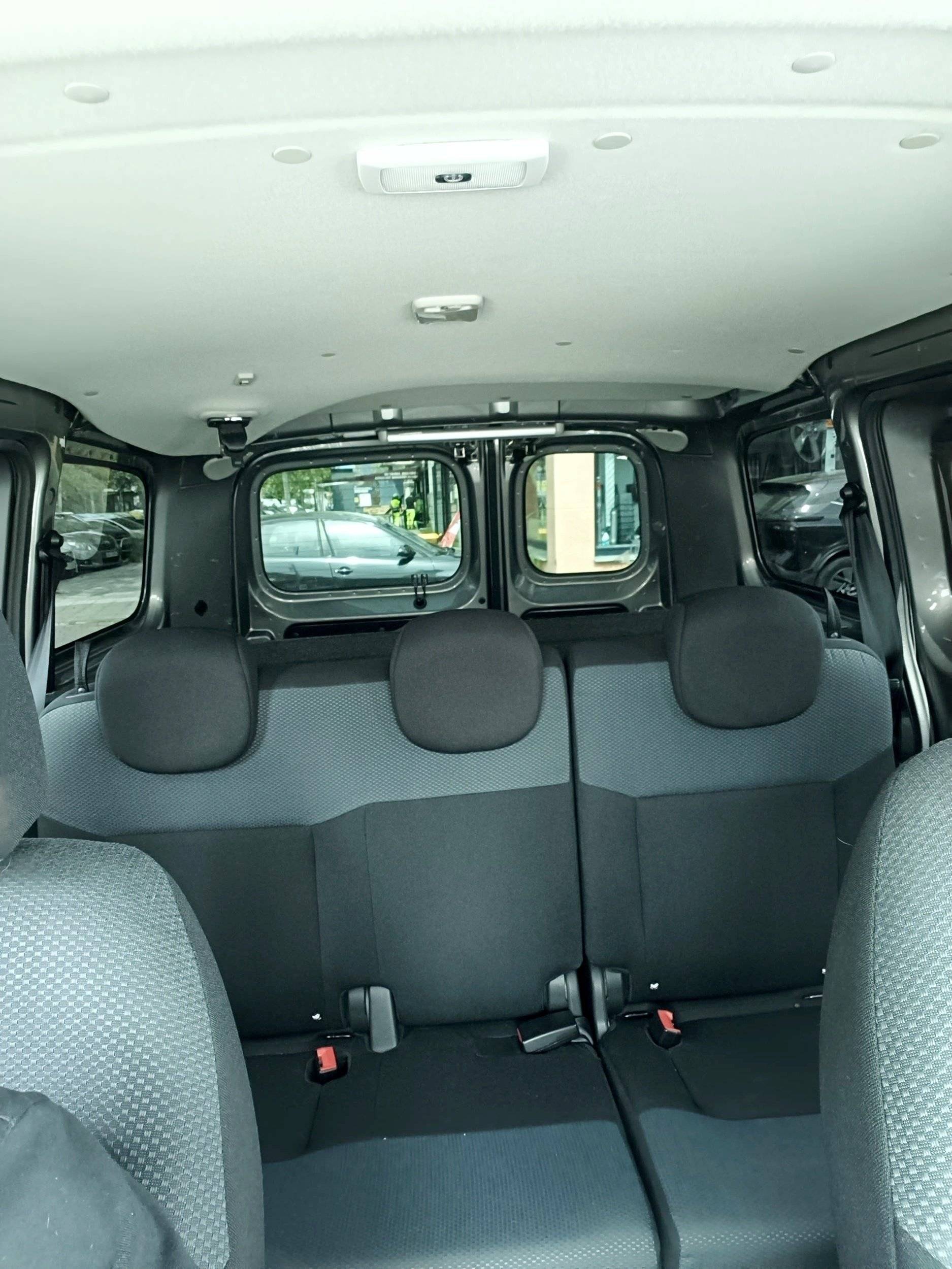 Coin repas Nissan NV200 - Yescapa