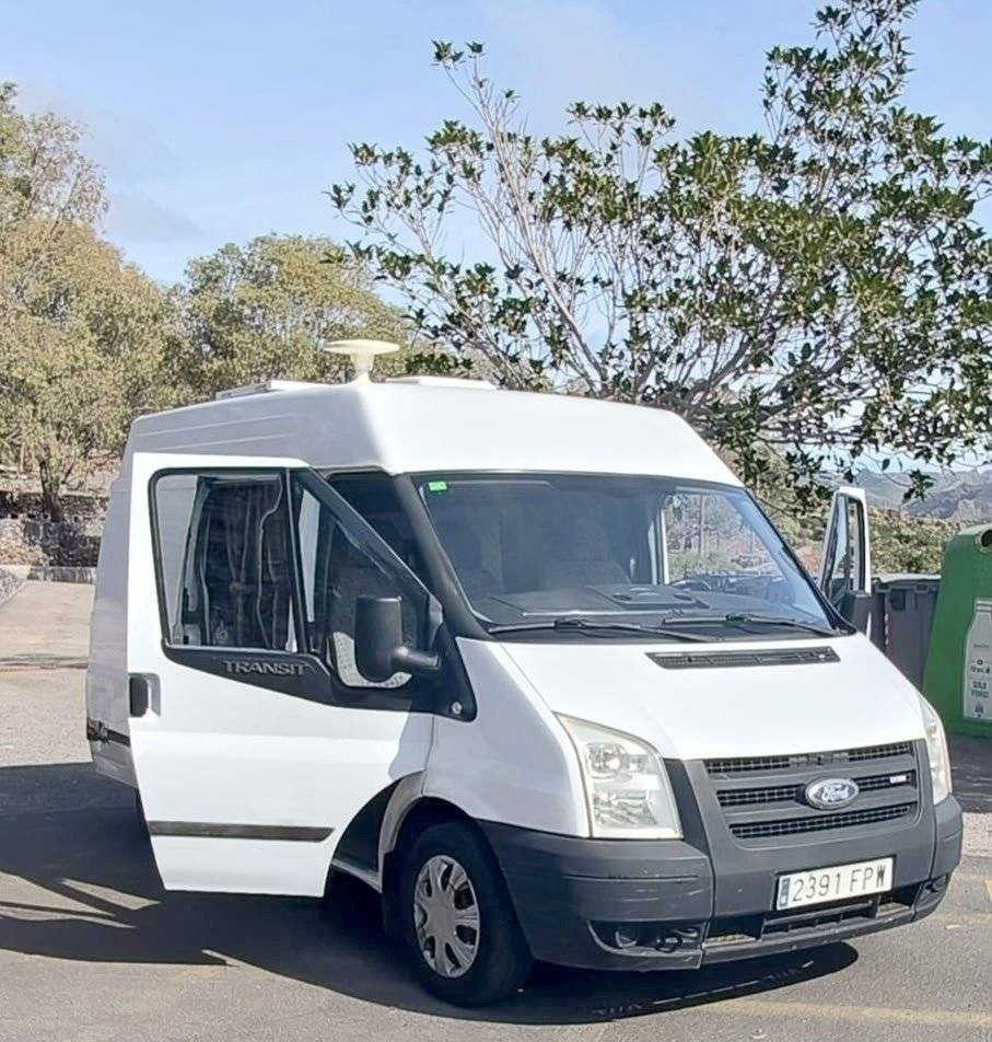Vista frontale a ¾ Ford TRANSIT - Yescapa