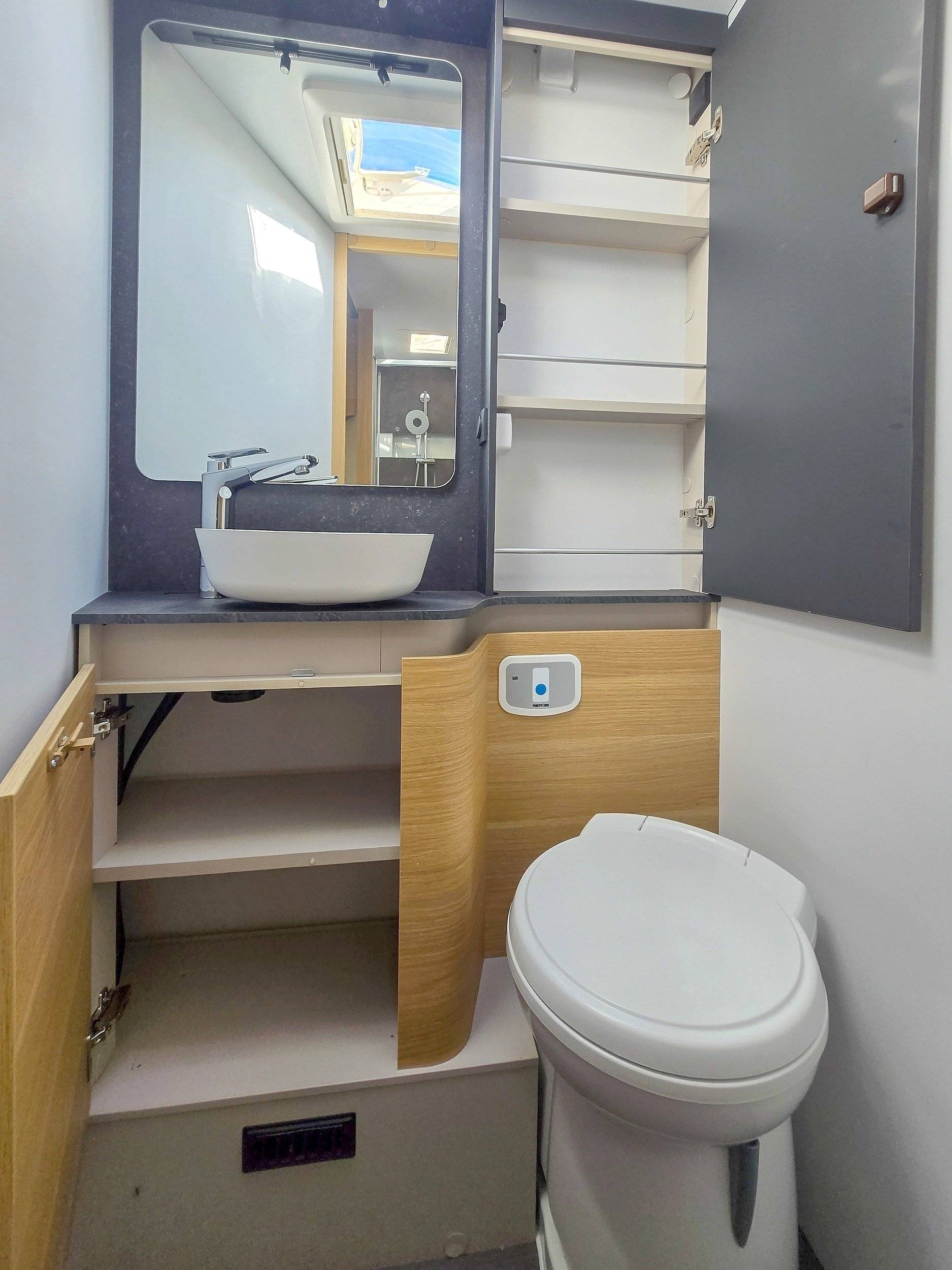 Adria Adria matrix plus 670 DC