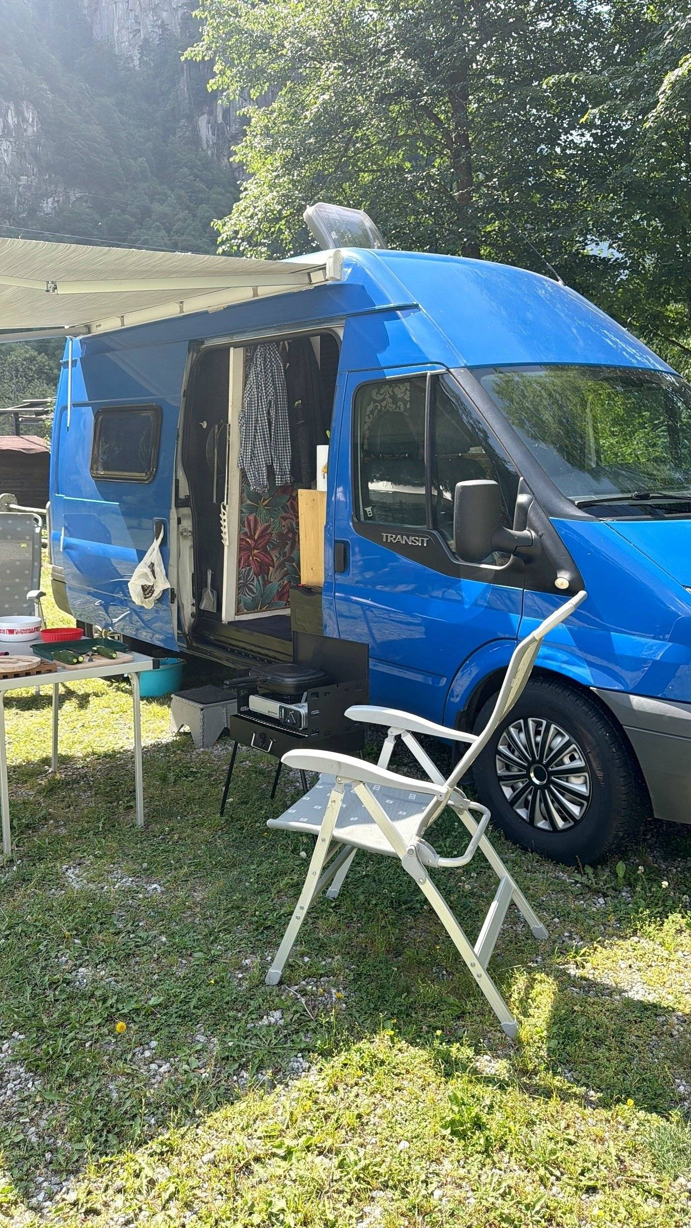 Front view from 3/4 Ford Transit 2,2 l 140 ch - Yescapa