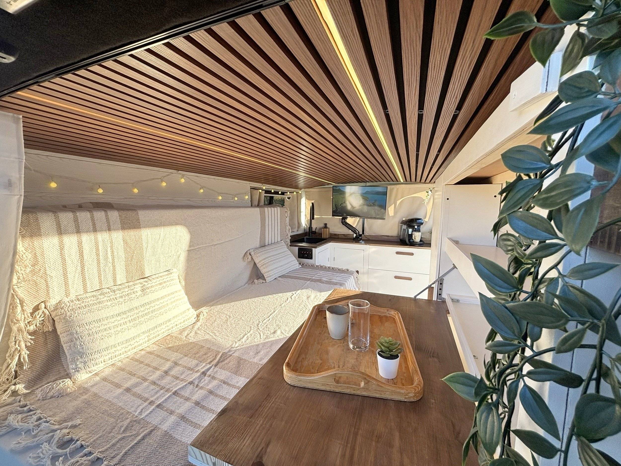 Dining Area Renault Trafic L2H1 2 l 120 ch - Yescapa