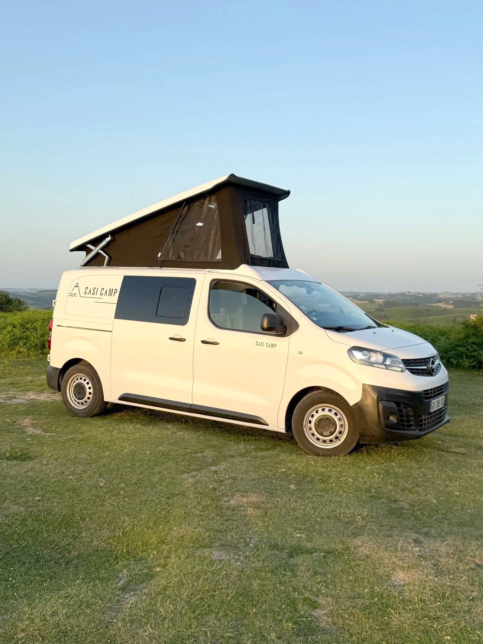 Vista del vehículo ángulo delantero Opel Vivaro 1,6 l 120 ch - Yescapa