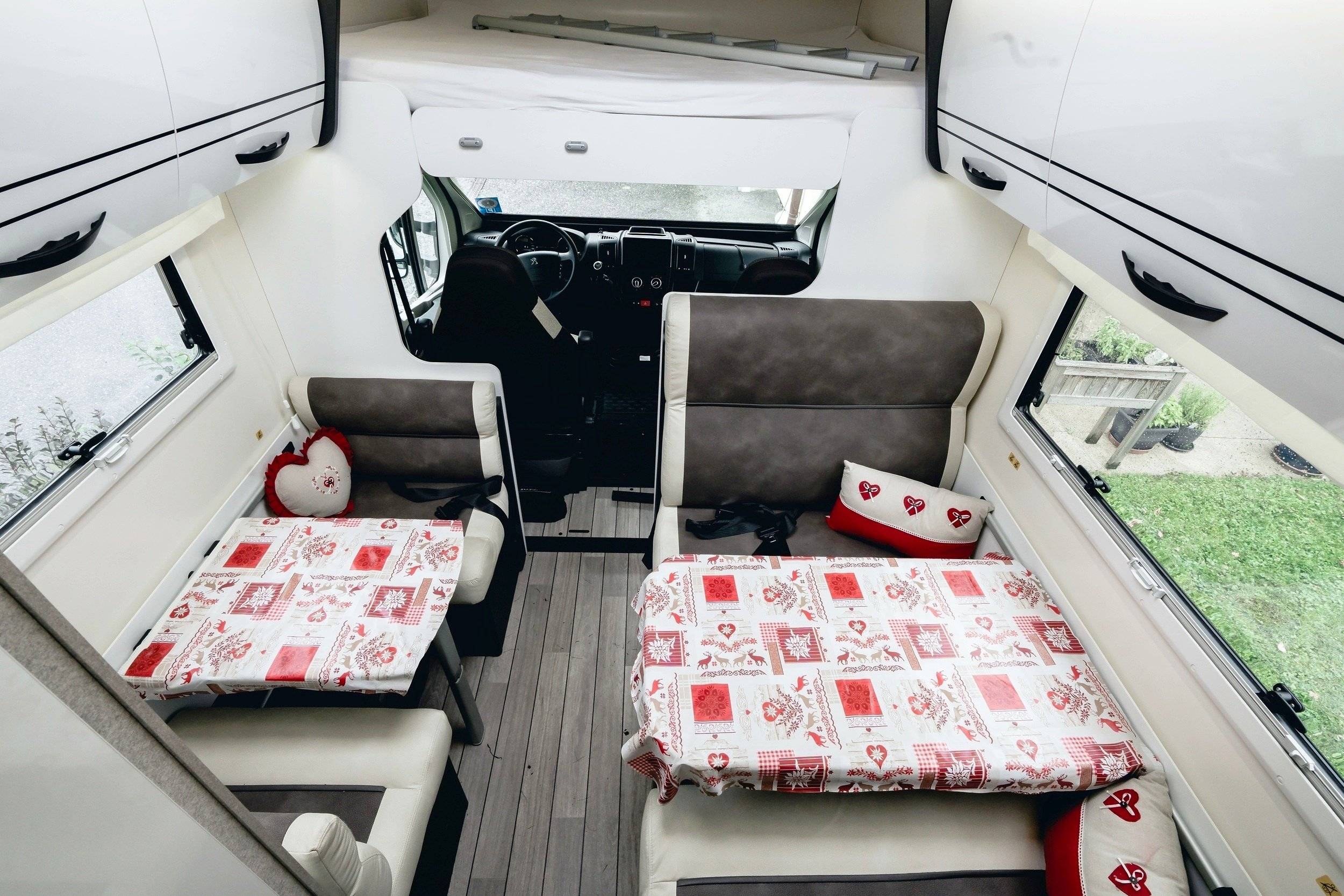 Dining Area Peugeot Boxer 2,2L HDI 100CH - Yescapa