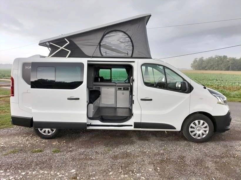 Vista de 3/4 Renault trafic 3 H1L2 - Yescapa