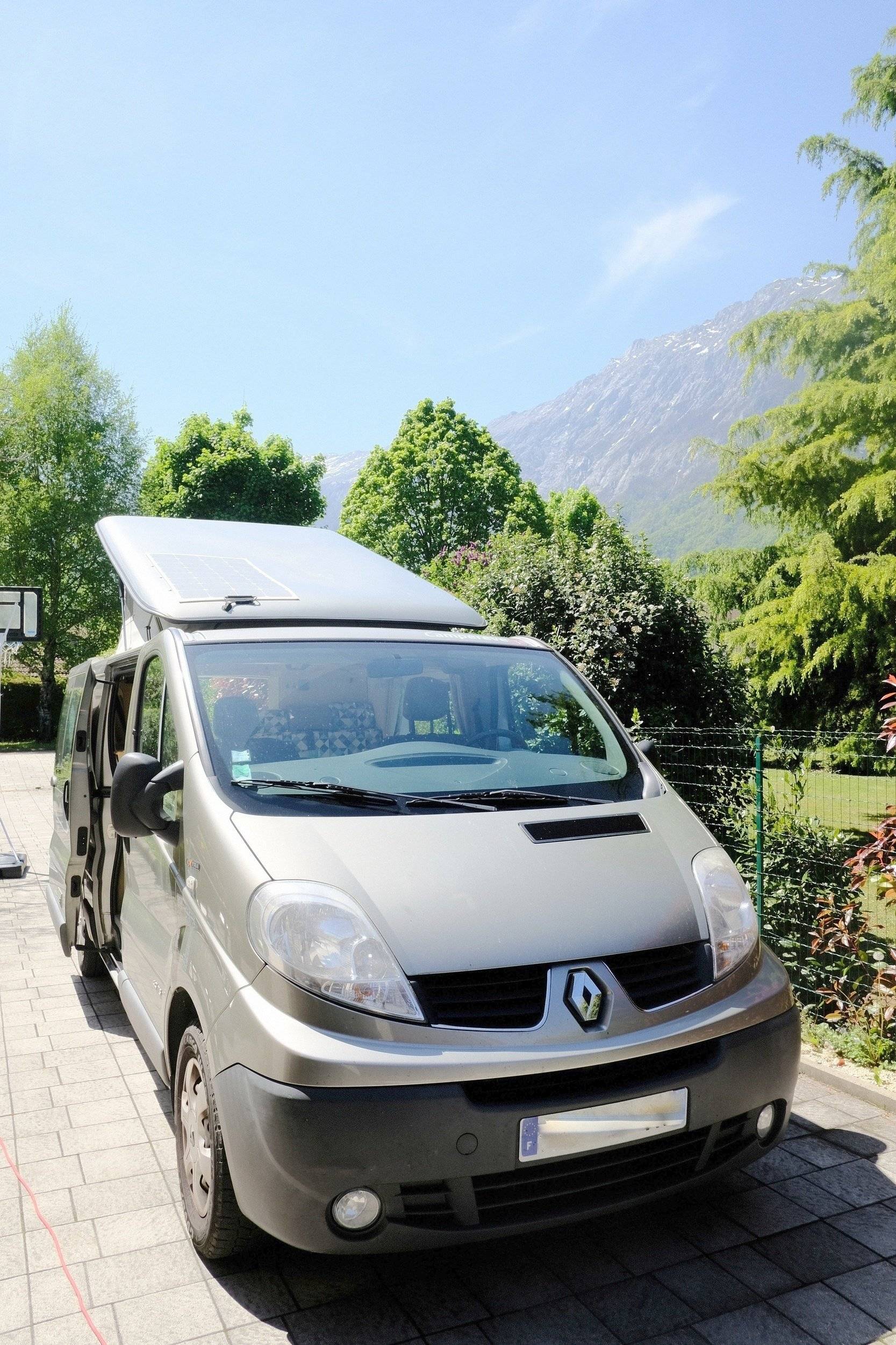 Vista frontale a ¾ Renault Trafic 115 ch - Yescapa