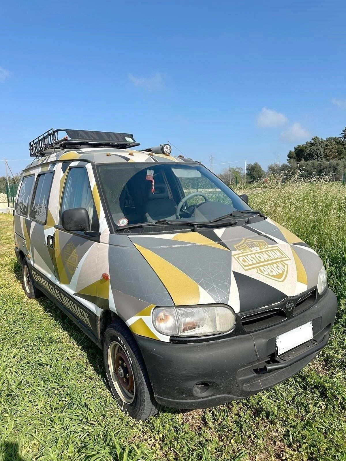 Front view from 3/4 Nissan Vanette Cargo - Yescapa