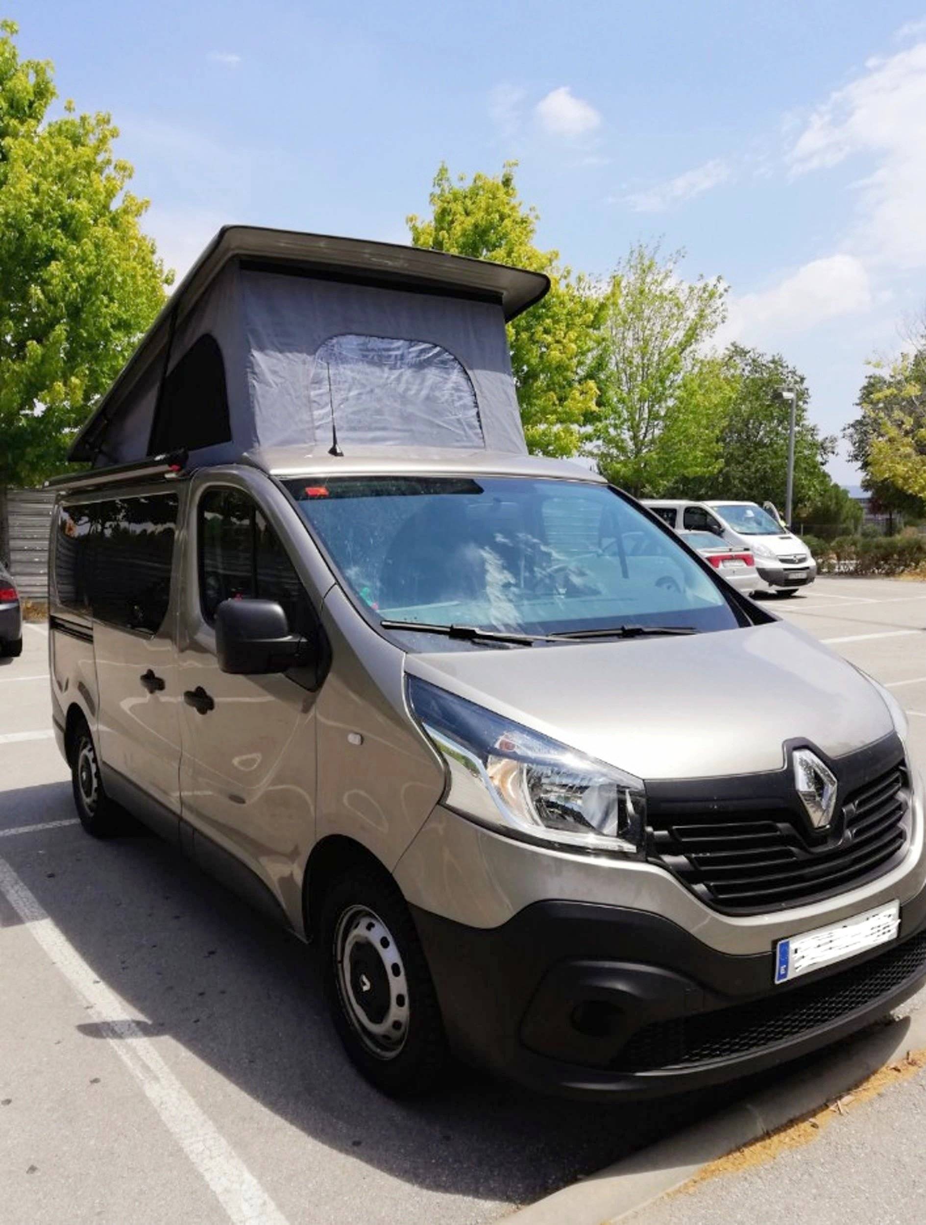 Vue avant de 3/4 Renault Trafic III 1.6 dci - Yescapa