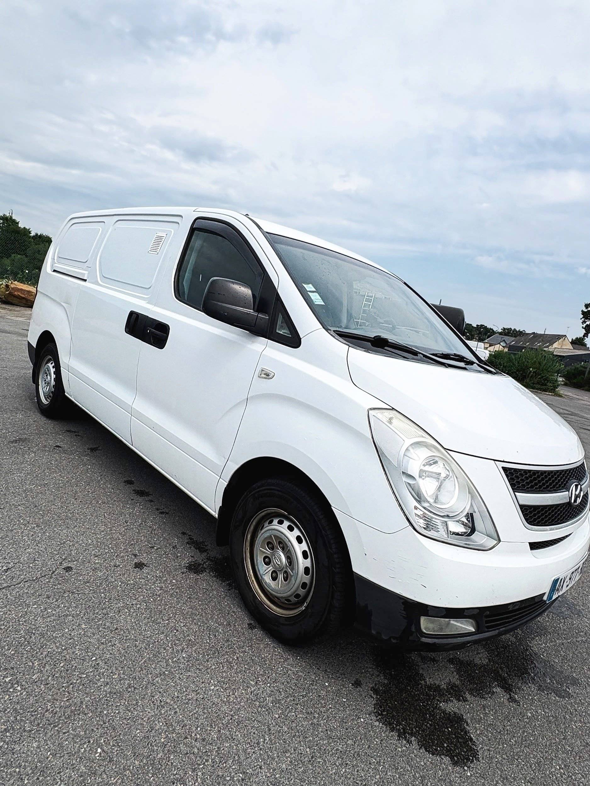 Vista de 3/4 Hyundai H1 - Yescapa