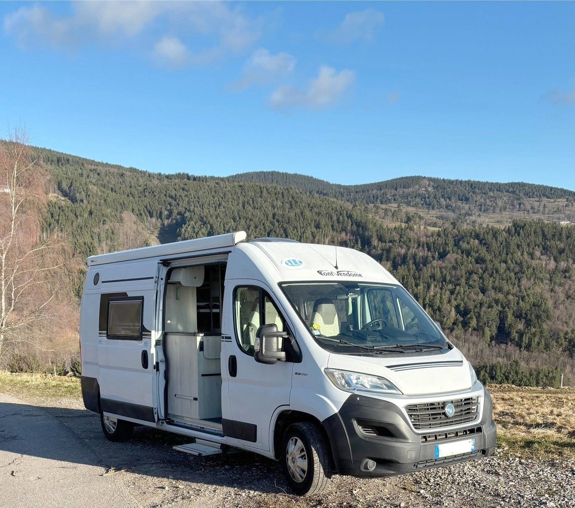 Vista del vehicle angle davanter Fiat 2,3 l 130 ch - Yescapa