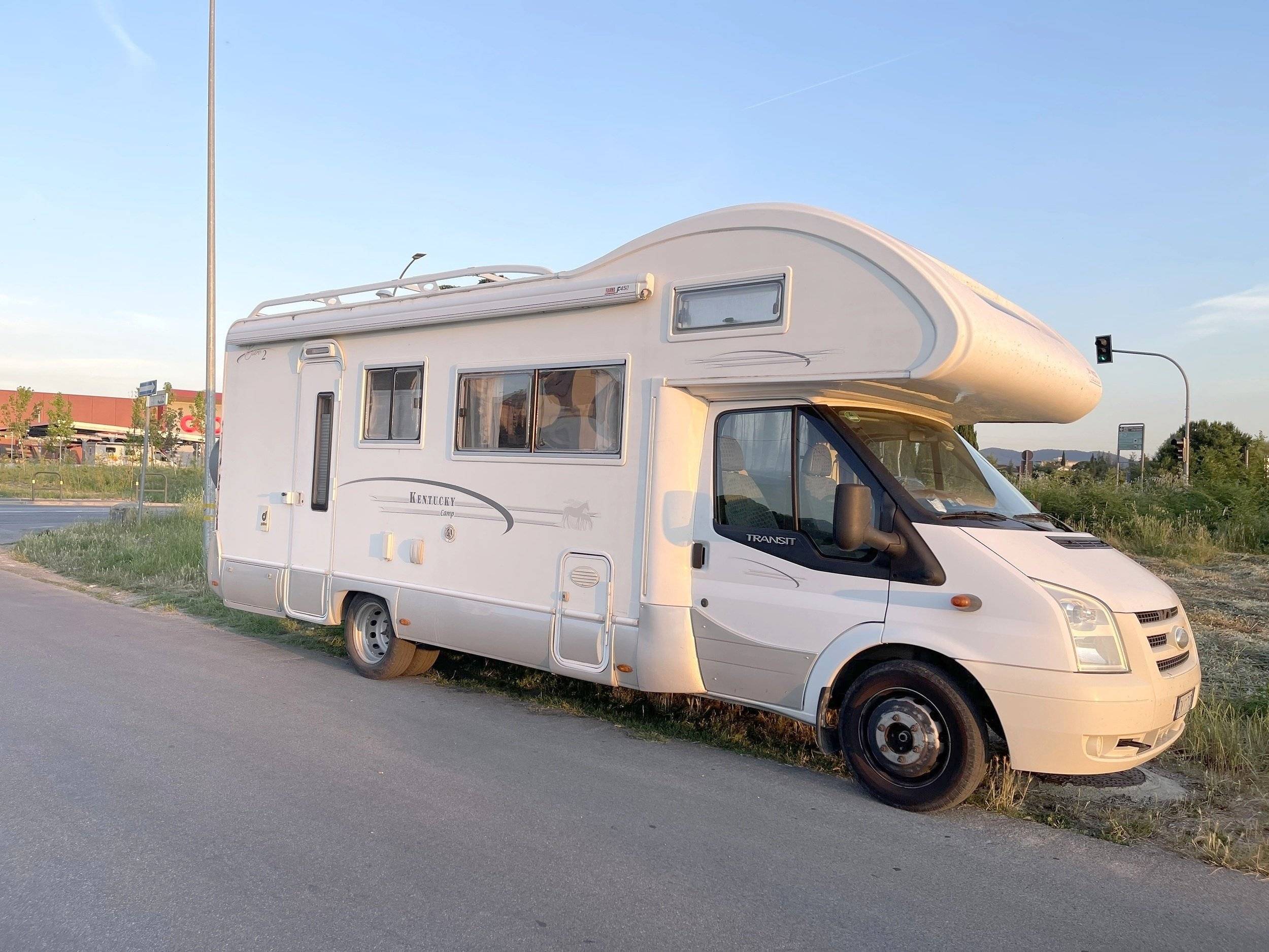 Vue avant de 3/4 Ford Transit 2,4 l TDCi 115 ch. - Yescapa