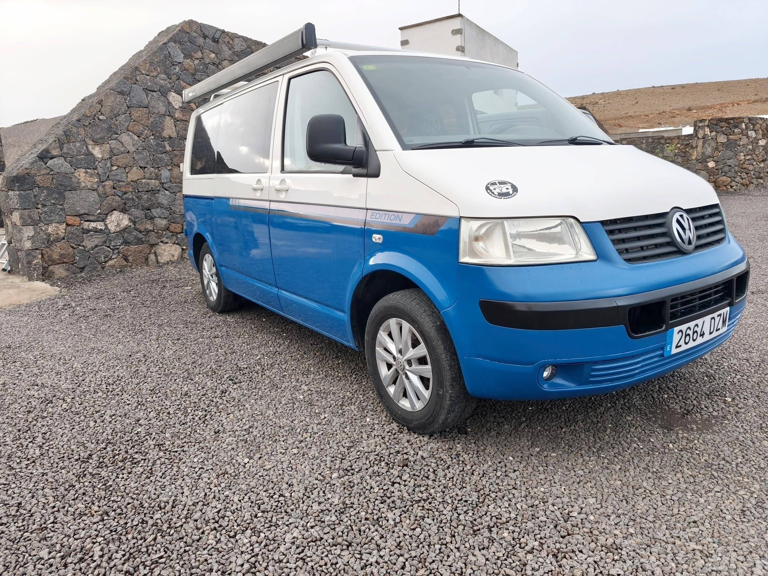 Front view from 3/4 Volkswagen T5 1,9 l 102 ch - Yescapa