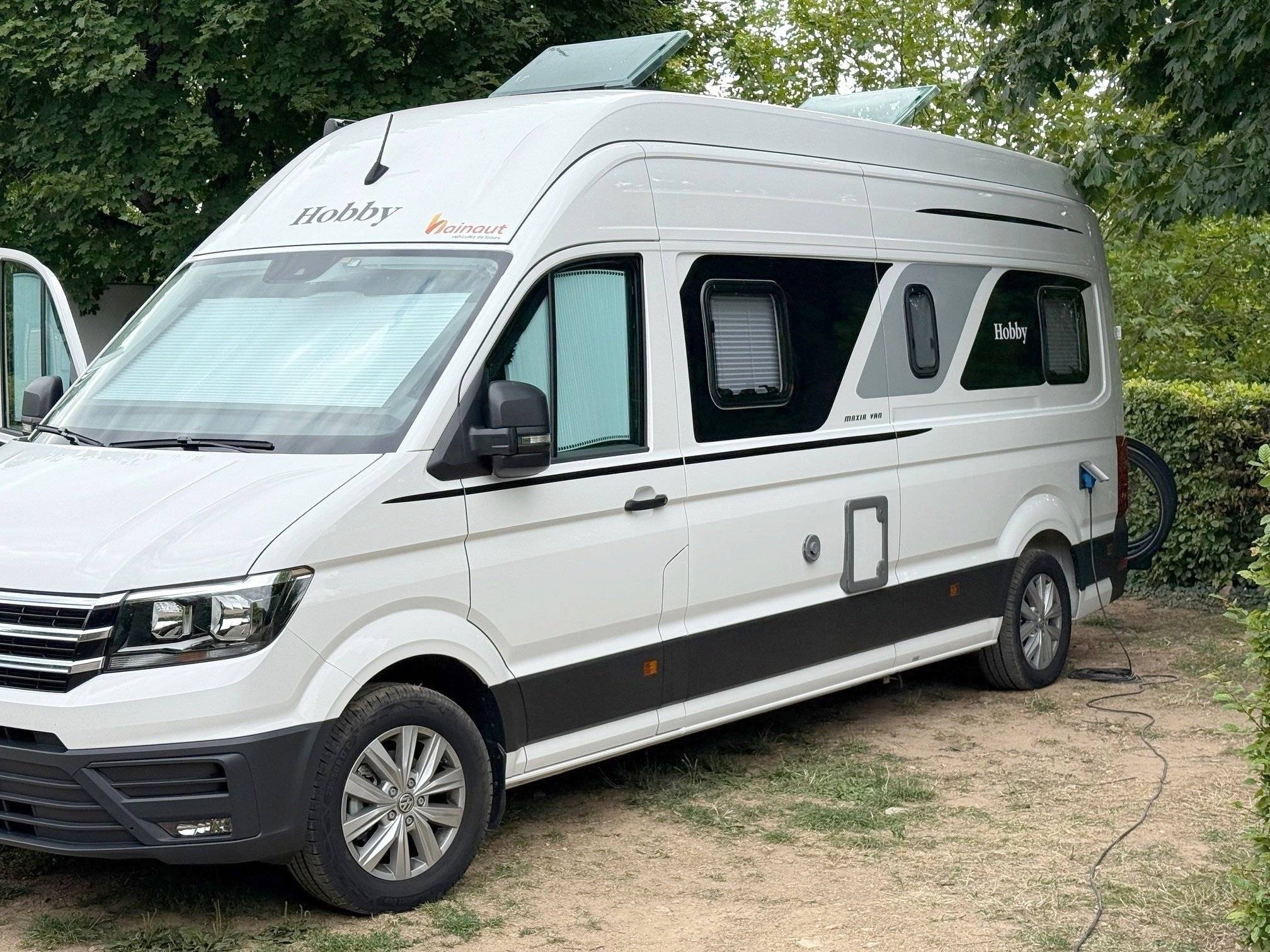 schräge Vorderansicht Volkswagen VW Crafter 35 2 l 163 ch - Yescapa