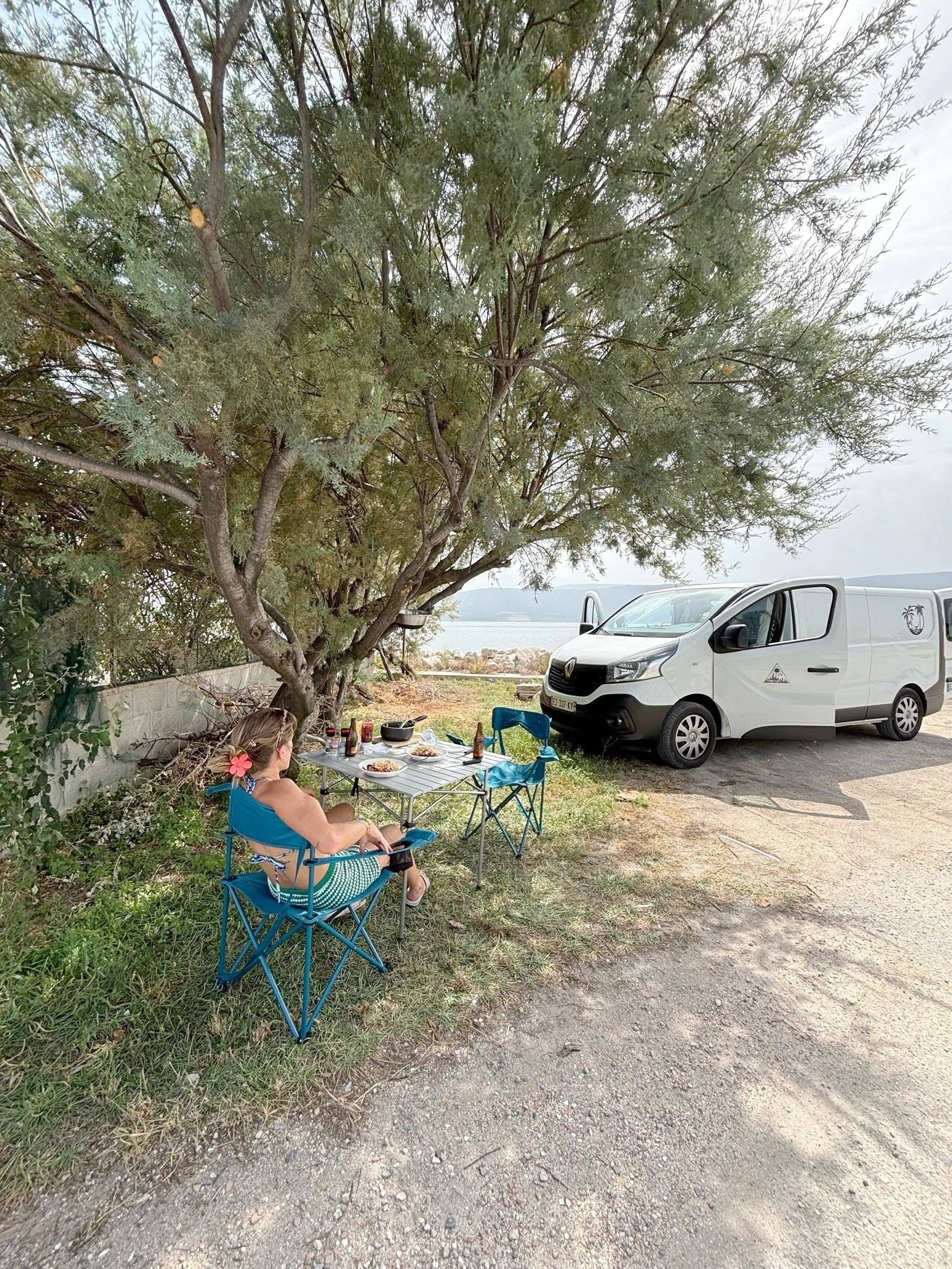 Vista del vehículo ángulo delantero Renault Trafic 1,6 l 145 ch - Yescapa
