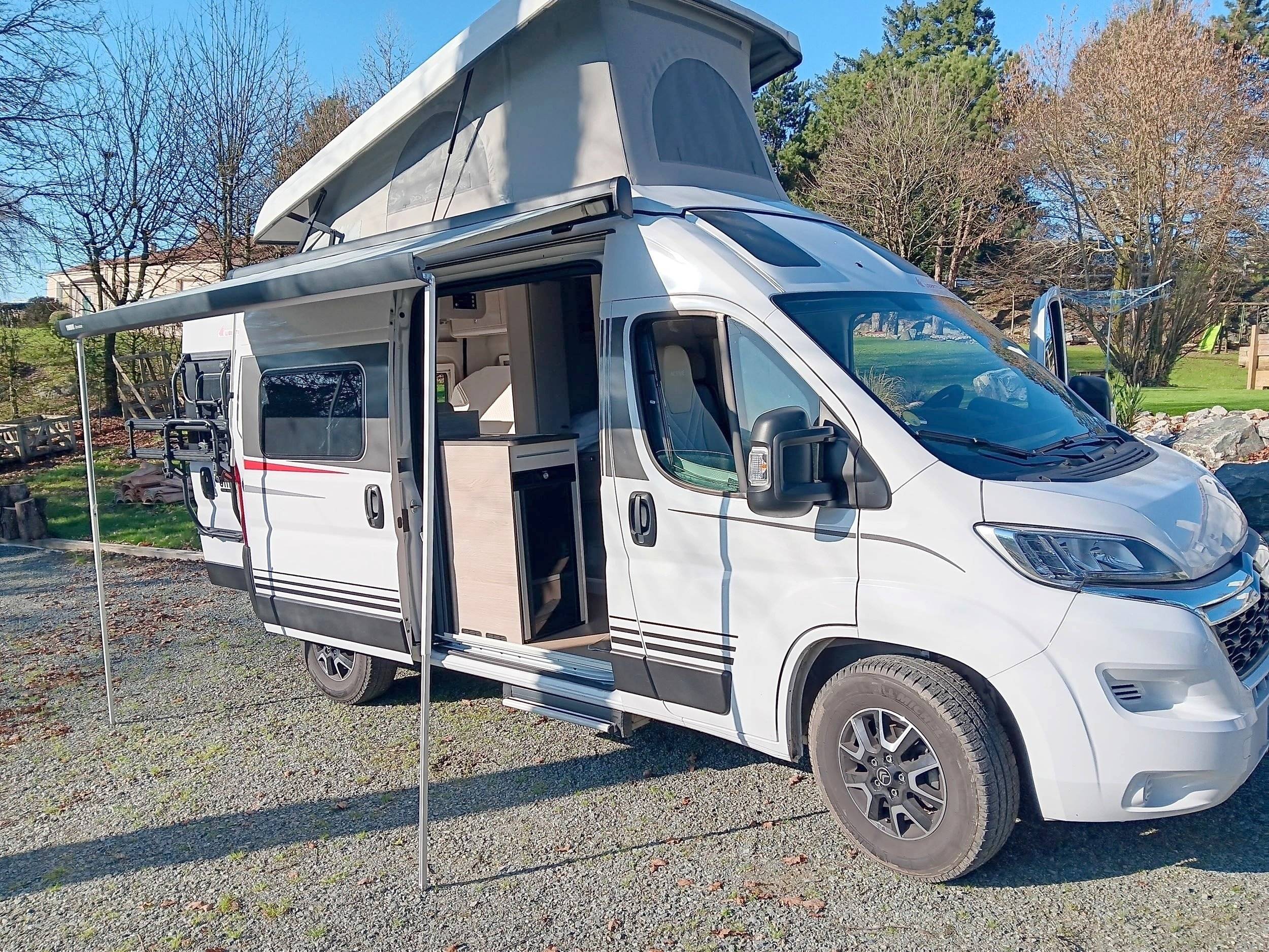 schräge Vorderansicht Citroën 2.2L 140CV - Yescapa