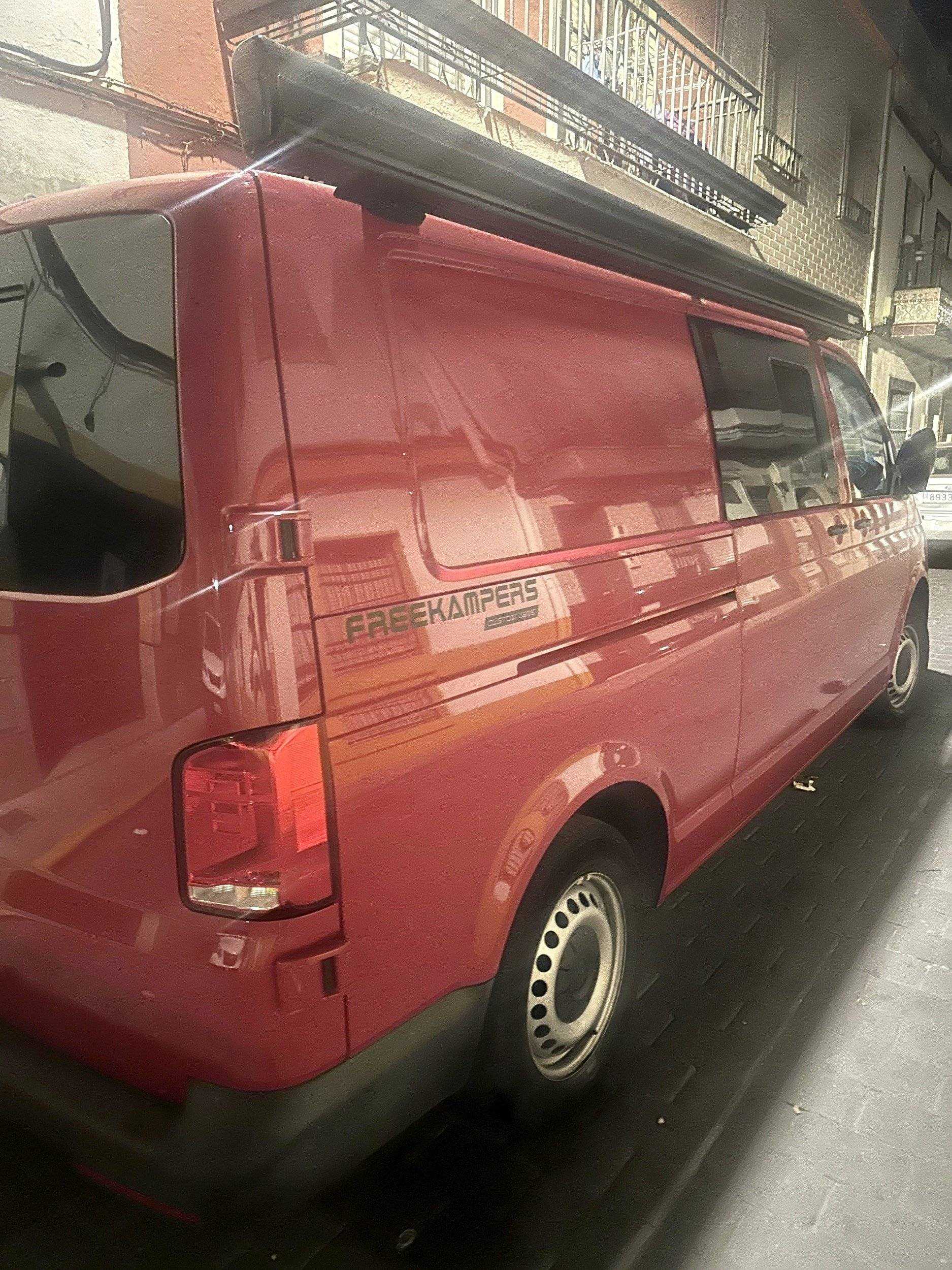 Vista del vehicle angle davanter Volkswagen T6 2 l 102 ch - Yescapa