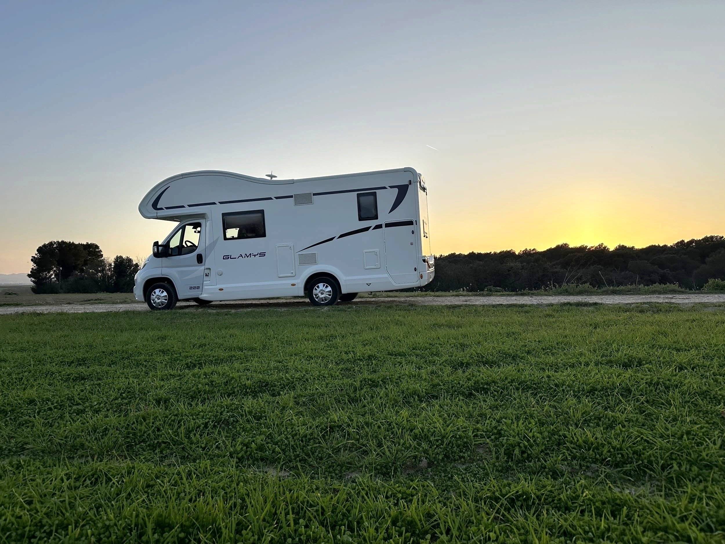 Vista del vehicle angle davanter Fiat Mc louise - Yescapa