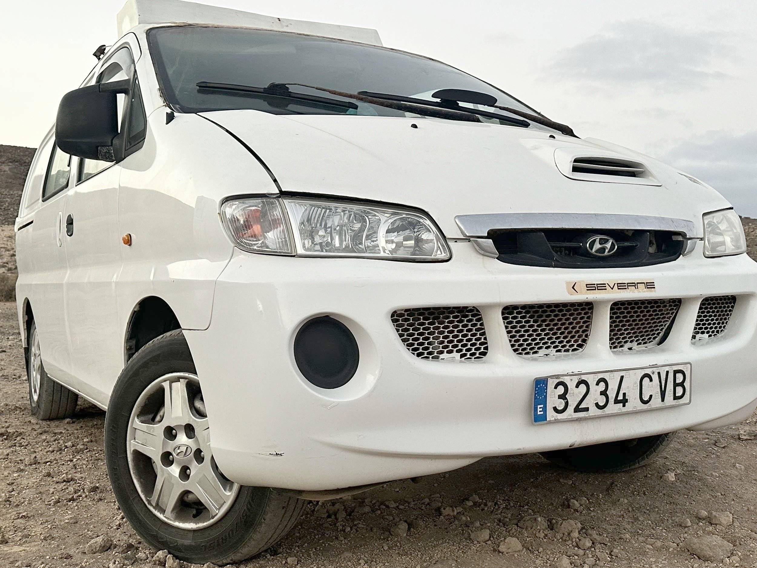 Vue avant de 3/4 Hyundai H1 - Yescapa