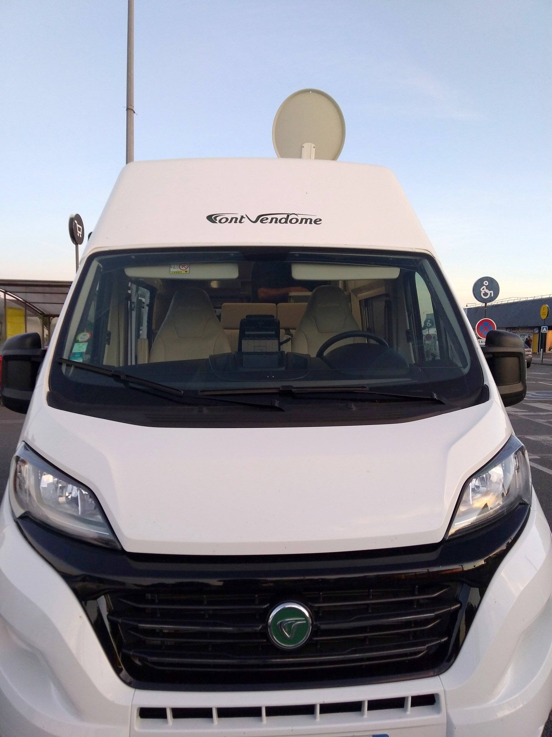 Vue avant de 3/4 Fiat Fiat ducato - Yescapa