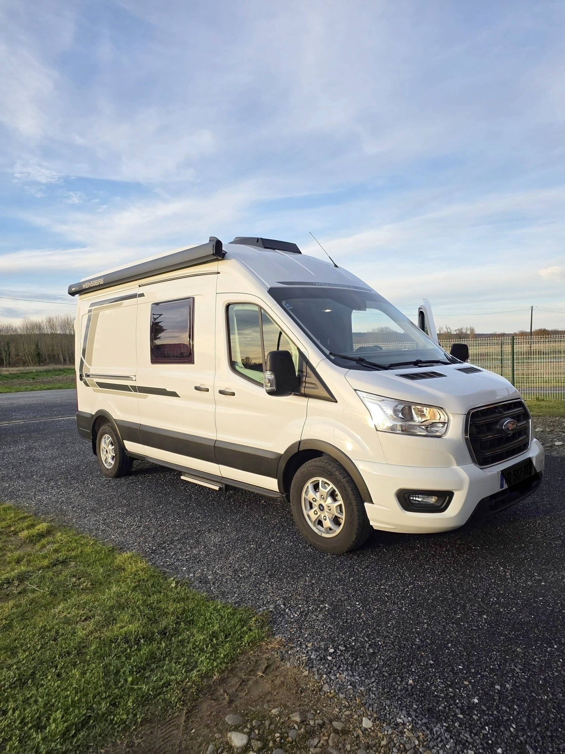 Front view from 3/4 Ford Transit 2,0 l 170 ch - Yescapa