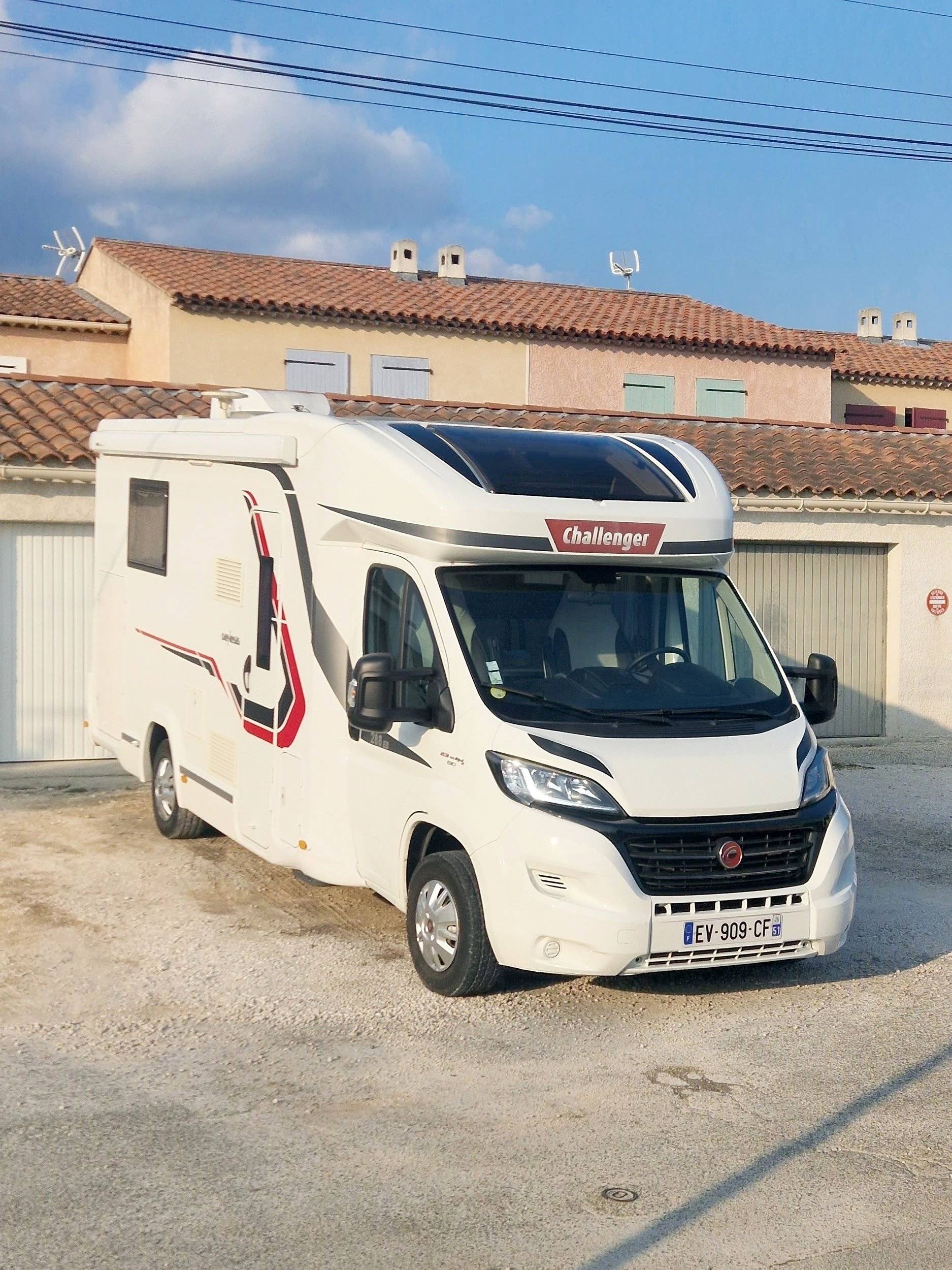 schräge Vorderansicht Fiat Ducato 2,2 l Multijet 130 ch. - Yescapa