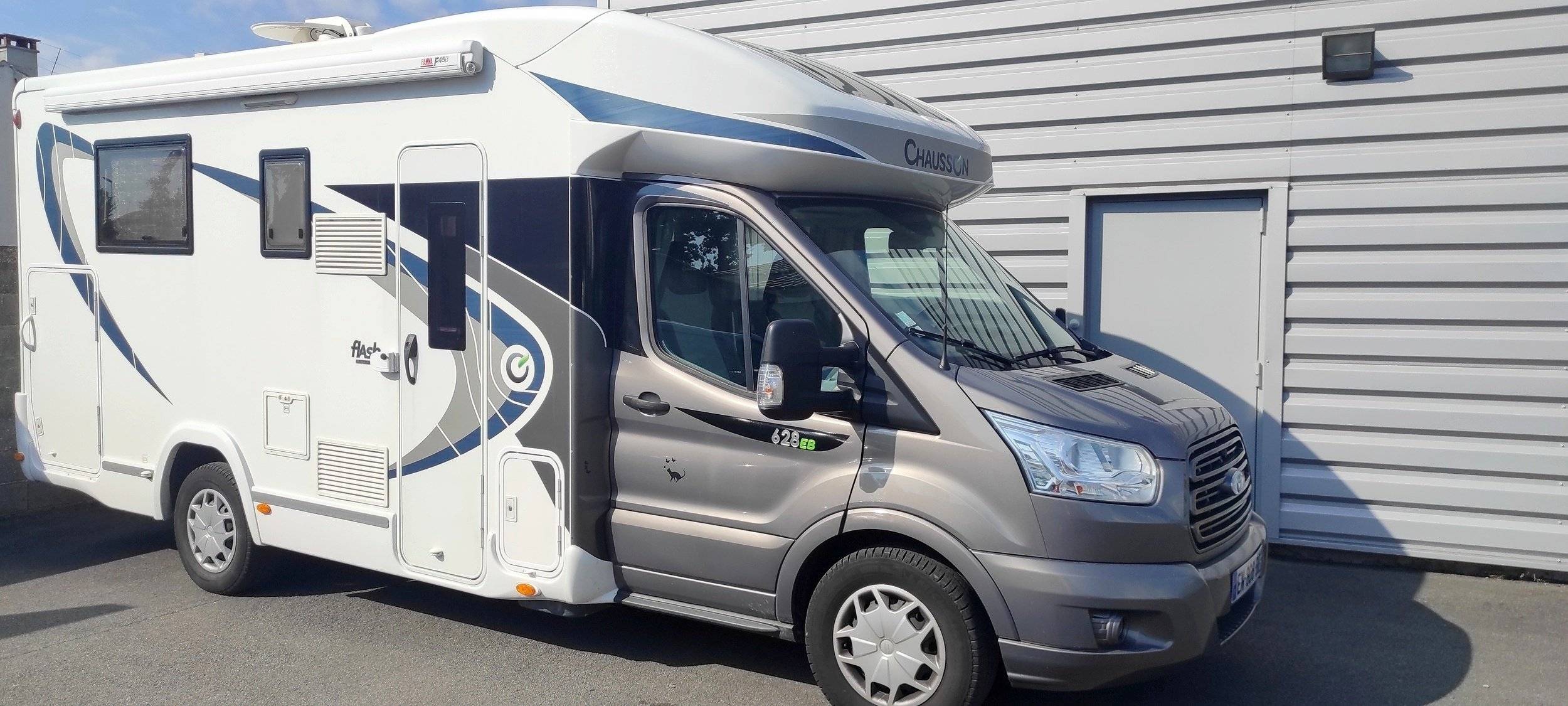 Vue avant de 3/4 Chausson - Yescapa