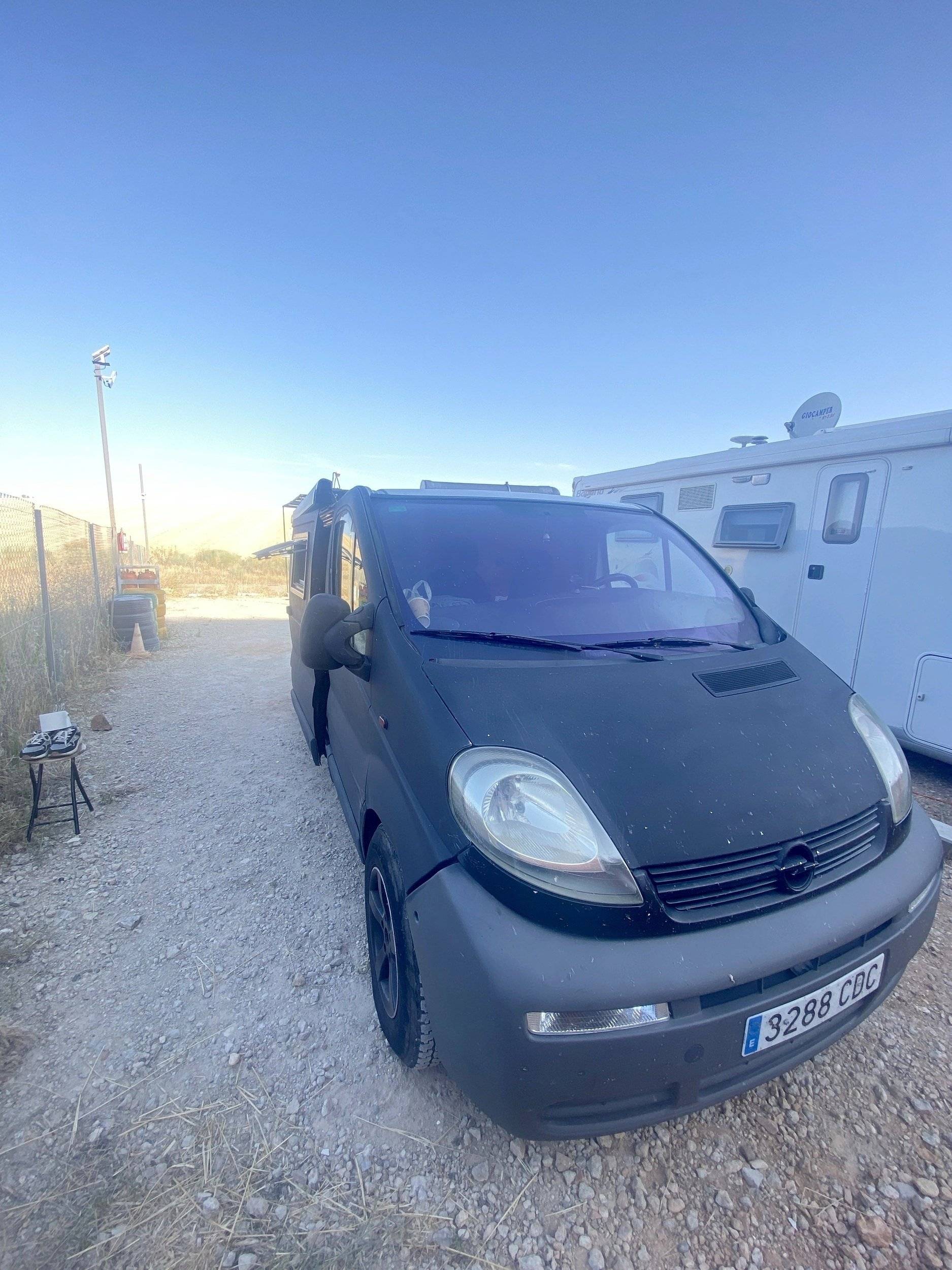 Vue avant de 3/4 Opel Vivaro 1.9 D - Yescapa