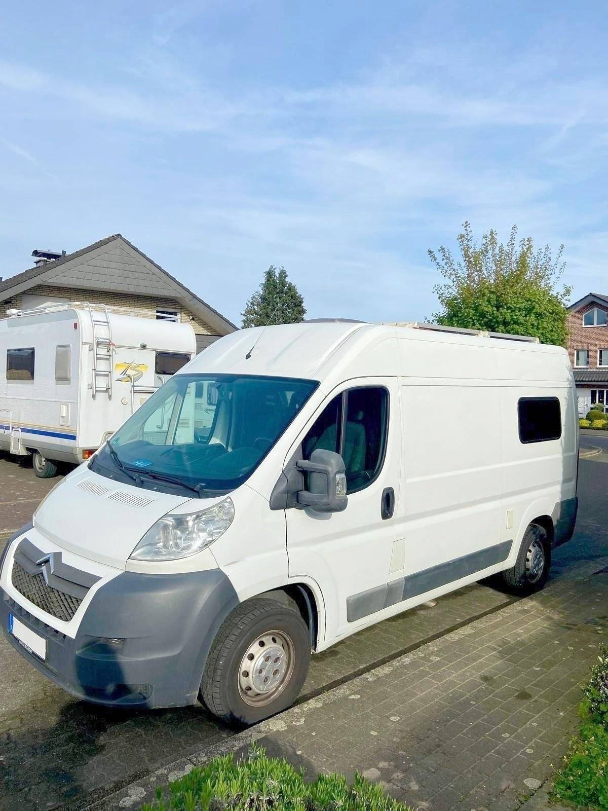 schräge Vorderansicht Citroën Jumper 2,0 l 110 ch - Yescapa