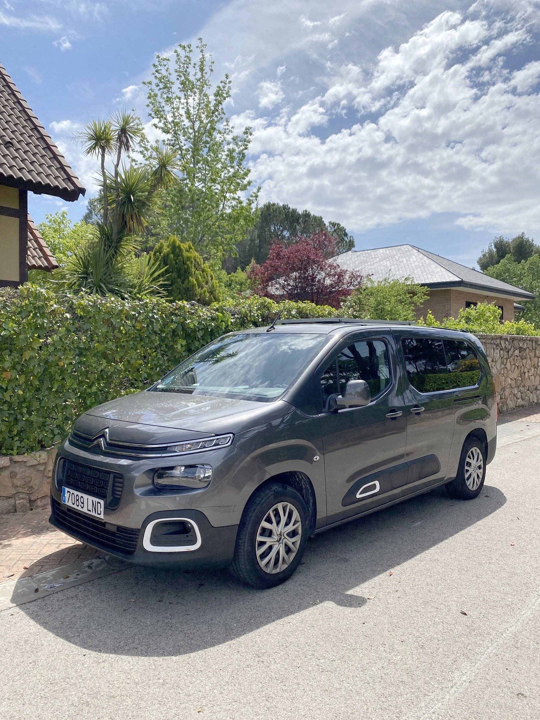 Front view from 3/4 Citroën Berlingo - Yescapa