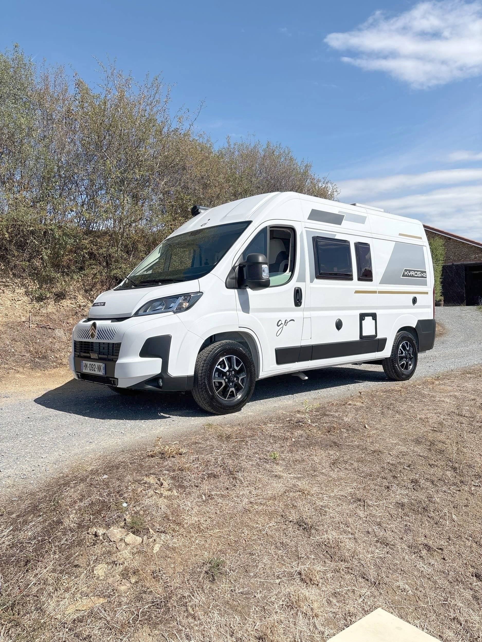 Front view from 3/4 Citroën - Yescapa