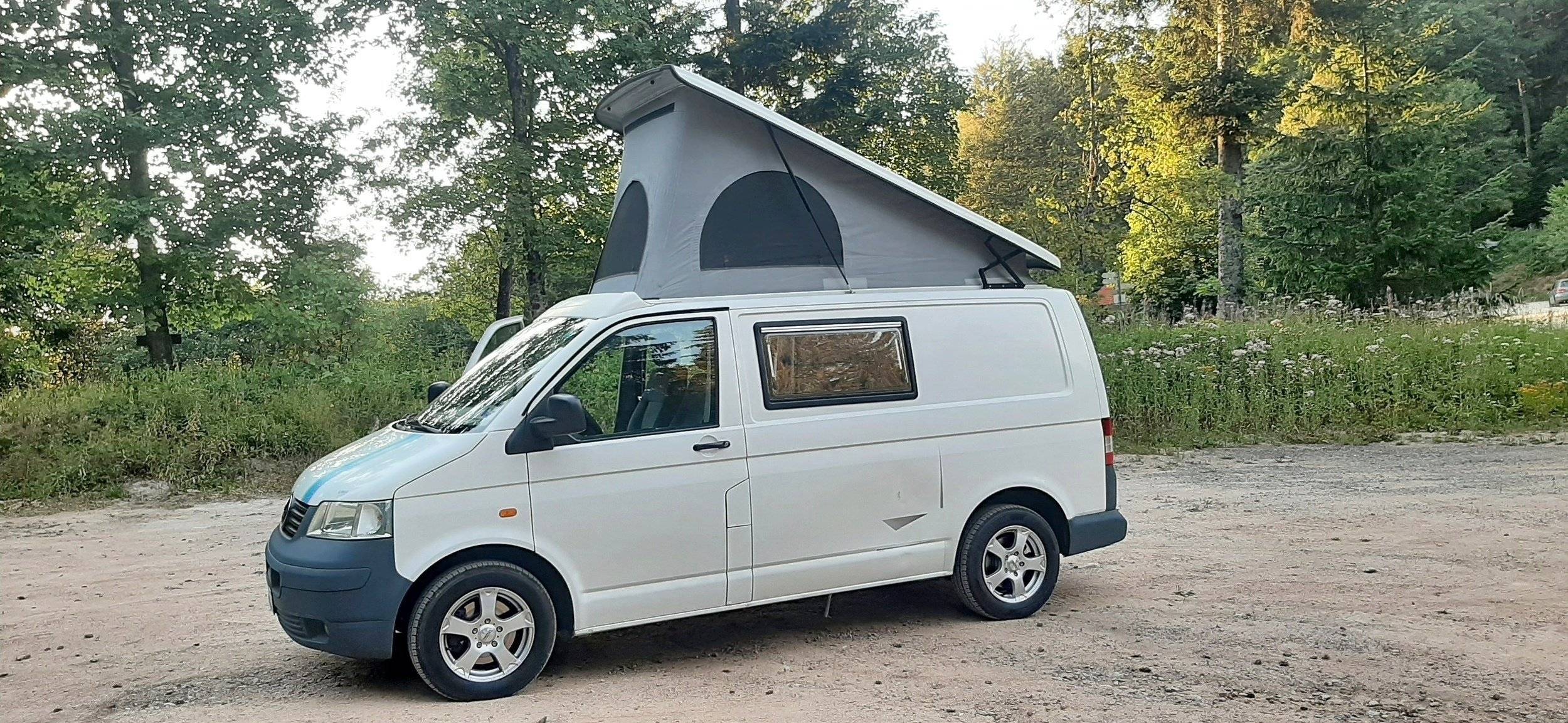 schräge Vorderansicht Volkswagen Volkswagen T5 - Yescapa