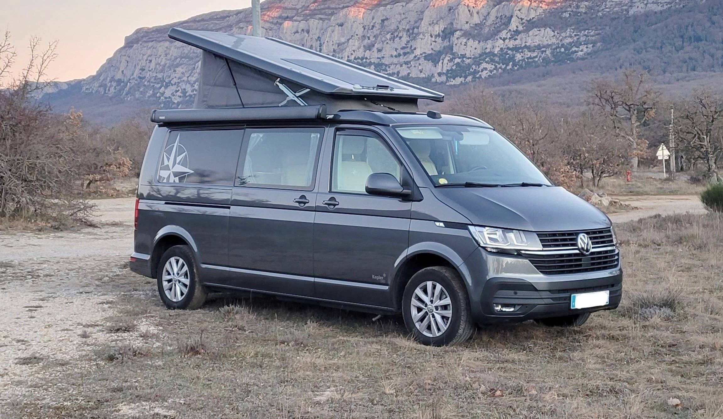 Vista de 3/4 Volkswagen T6.1 2.0 TDI 150ch DSG7 - Yescapa