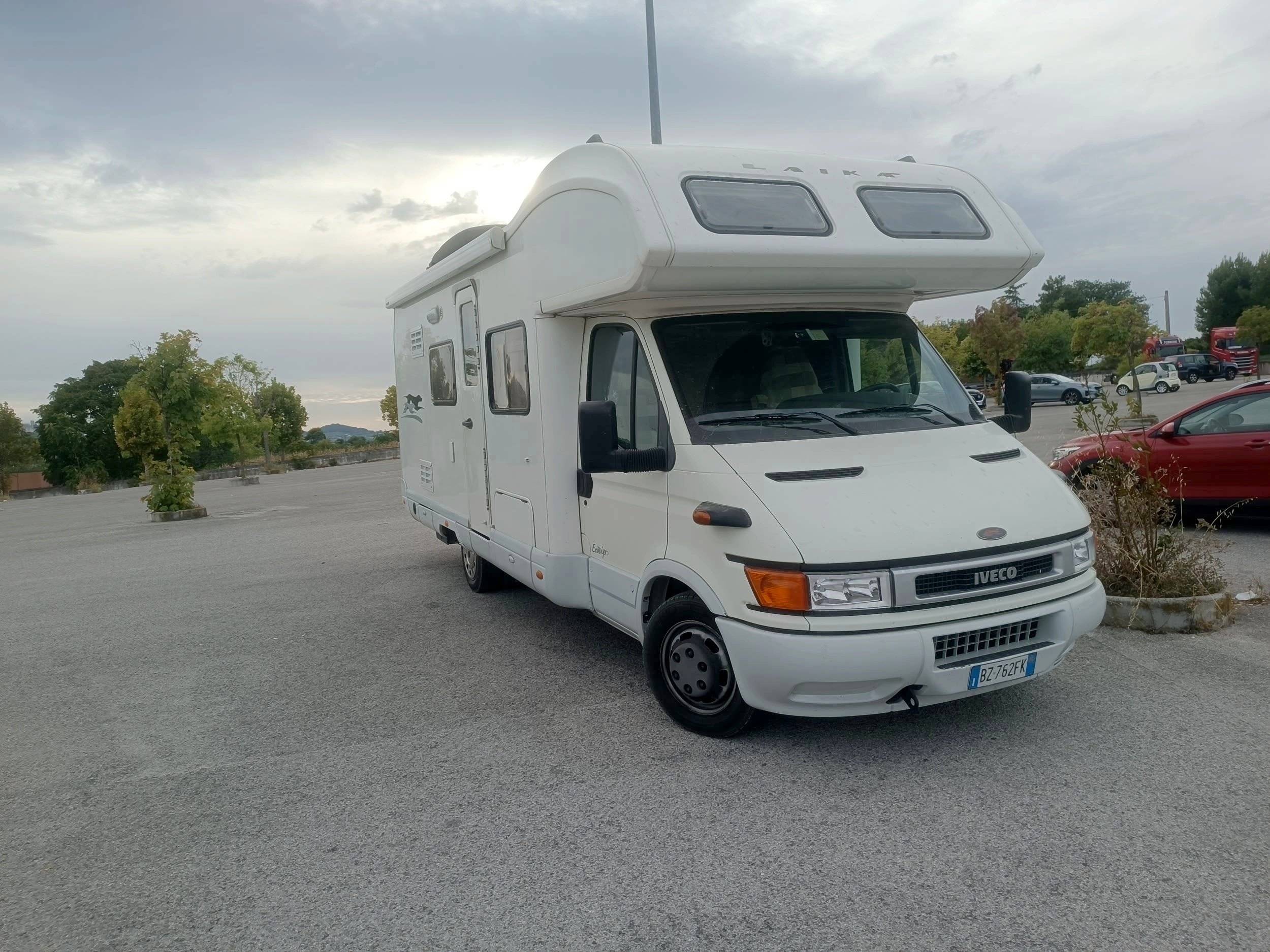 Front view from 3/4 Iveco Daily 3,0 l 146 ch - Yescapa