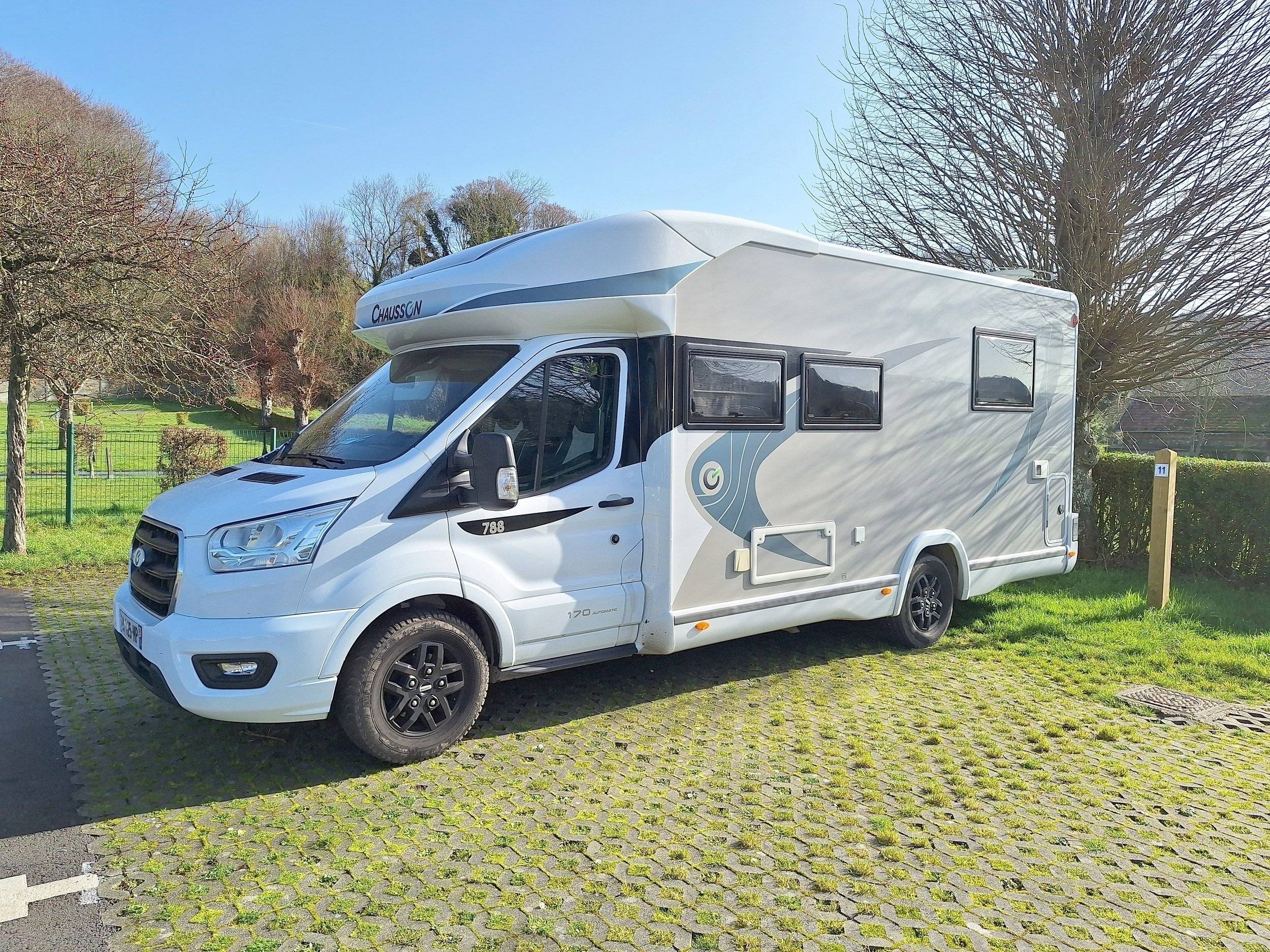 schräge Vorderansicht Ford 170cv automatique - Yescapa