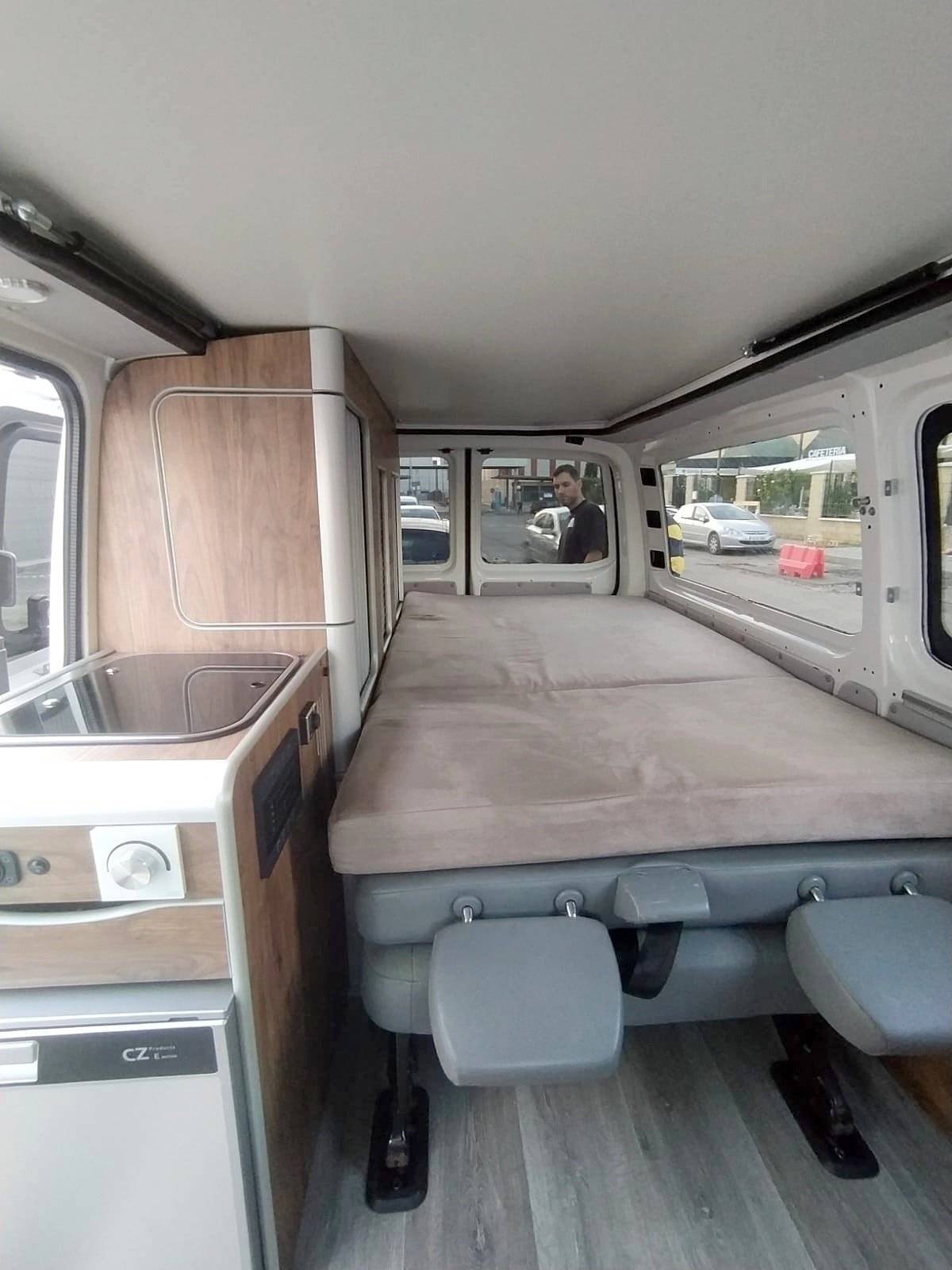 Volkswagen Transporter T6 (Roja)