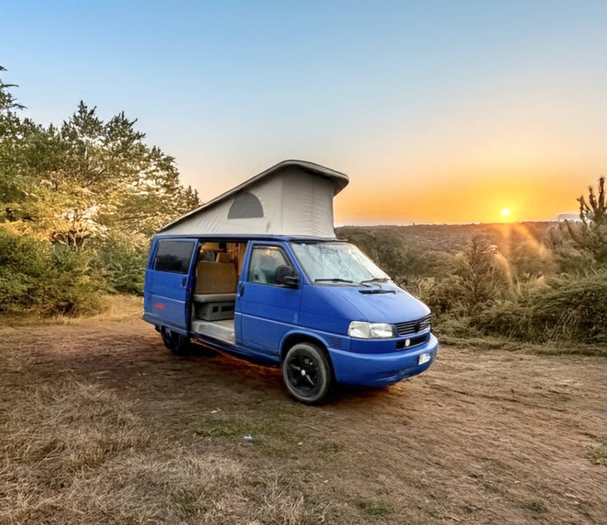 Front view from 3/4 Volkswagen T4 California Coach - Yescapa