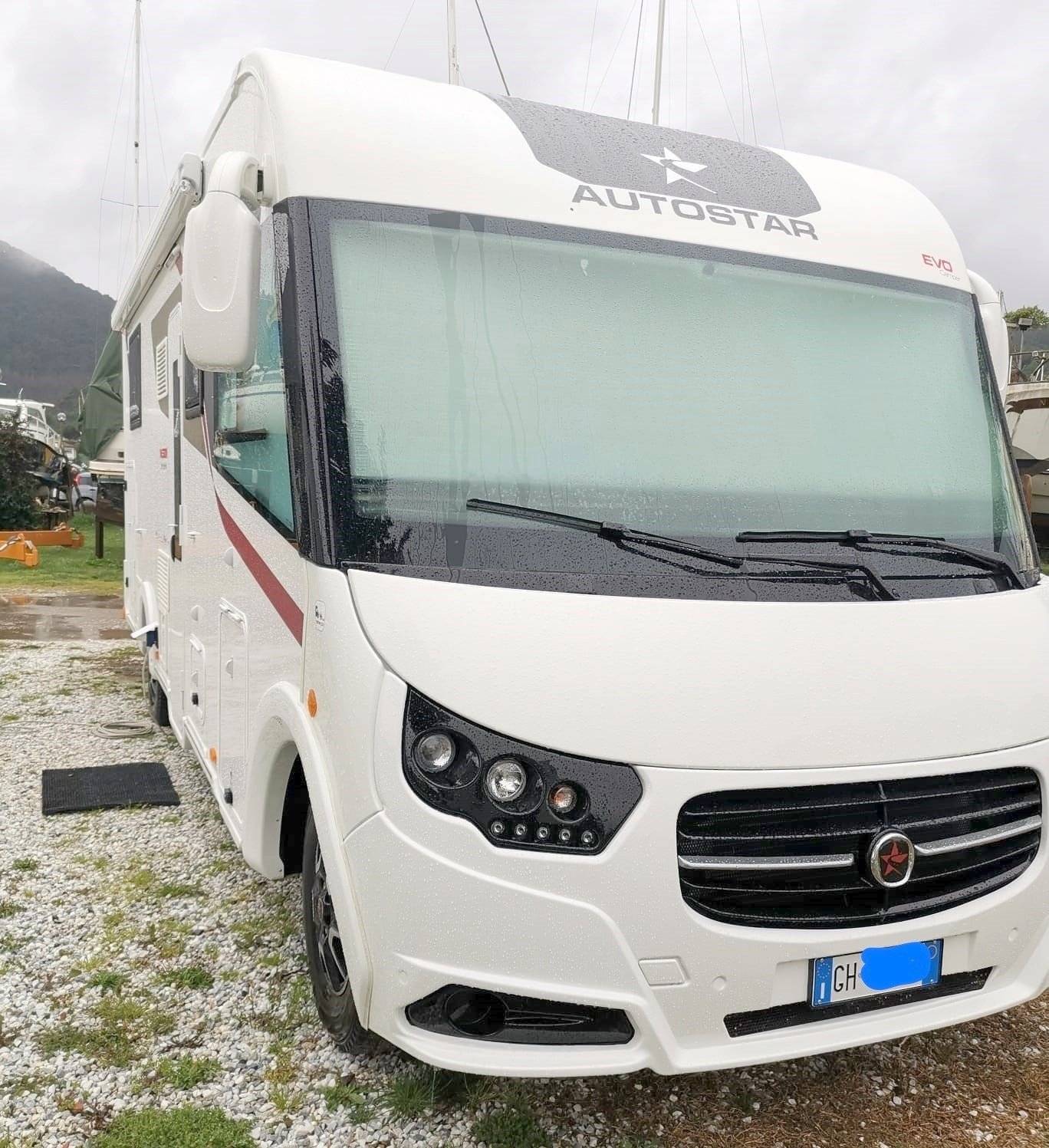 Vista frontale a ¾ Fiat Ducato 2,3 l 160 ch Al-Ko - Yescapa