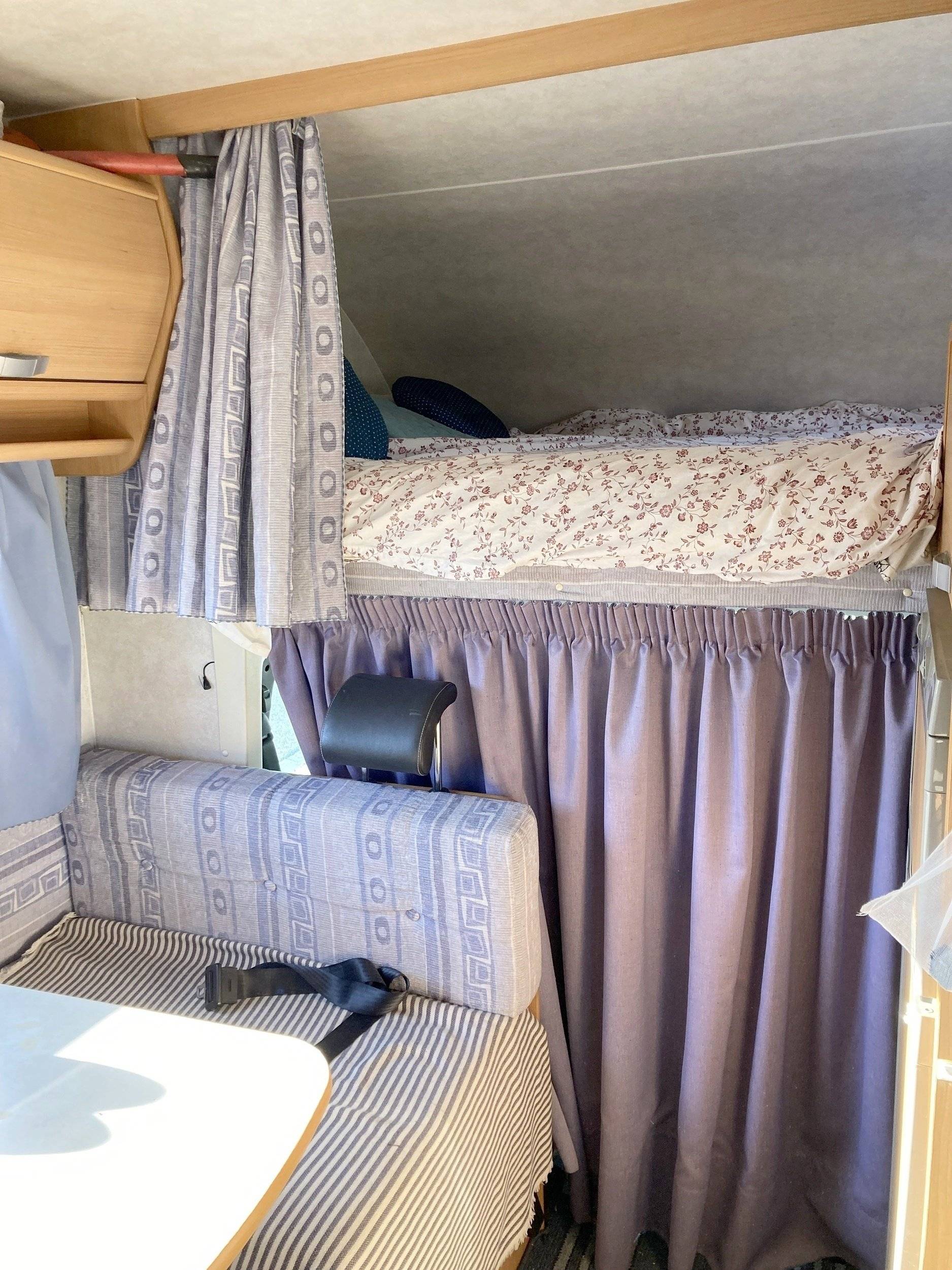 Schlafplätze Ford Transit 2,2 l 140 ch - Yescapa