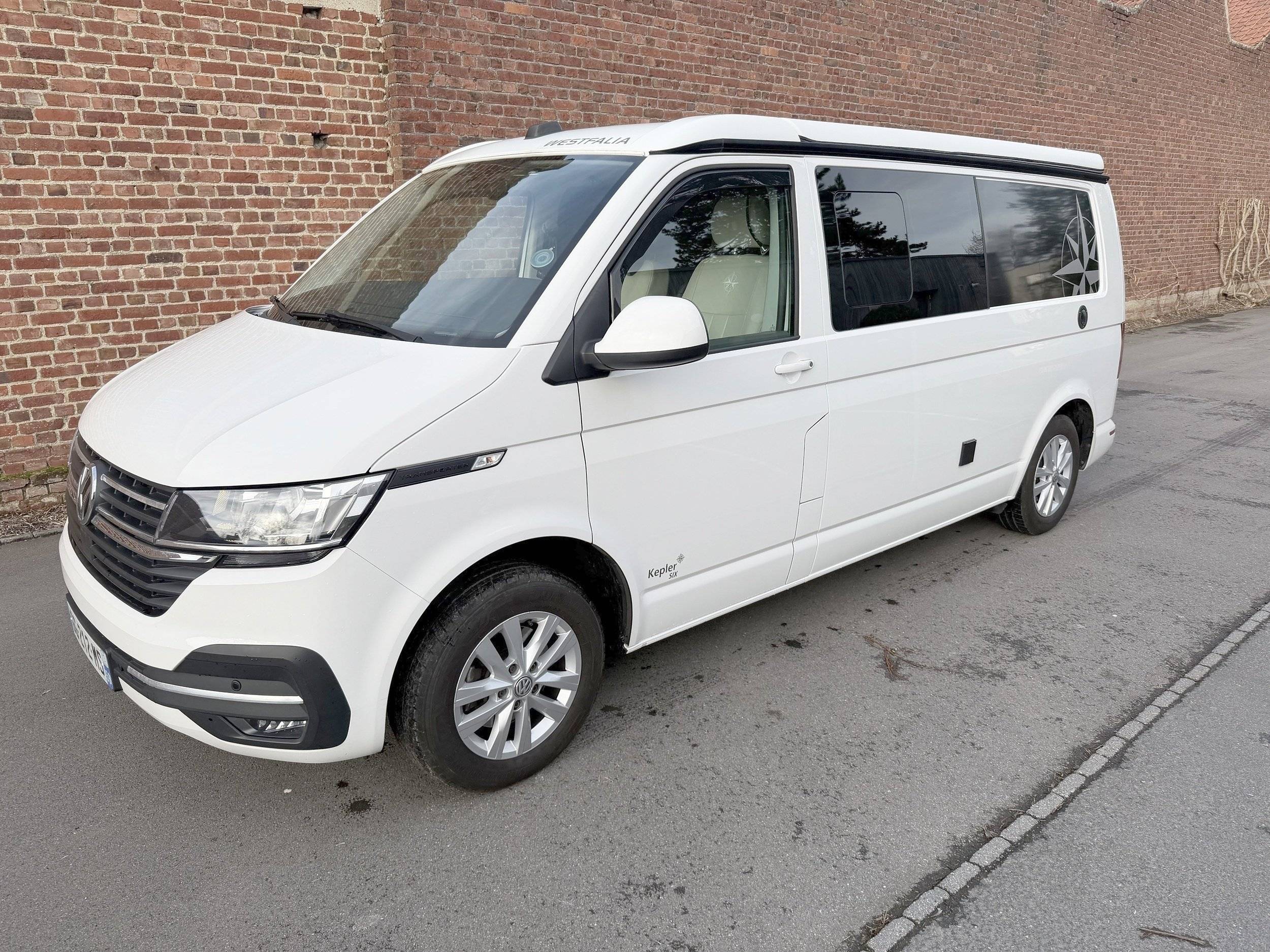 Front view from 3/4 Volkswagen T6 Long 2,0 l 150 ch - Yescapa