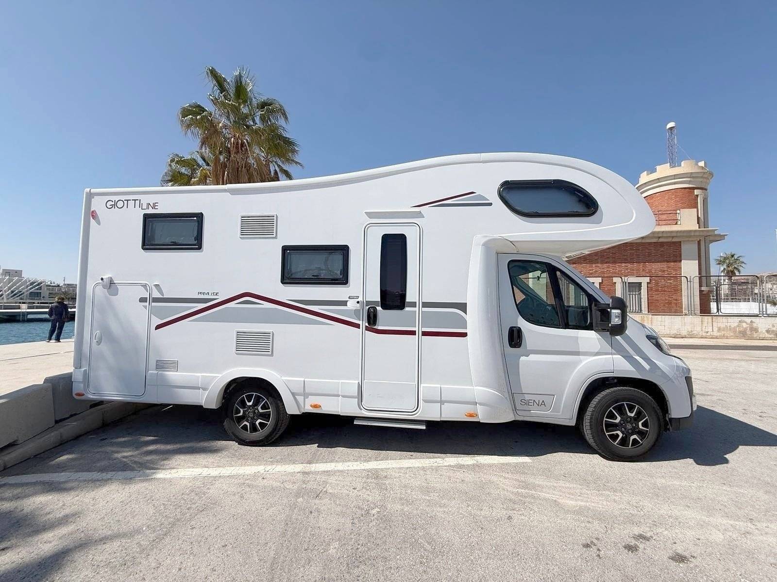 Vue avant de 3/4 Fiat - Yescapa