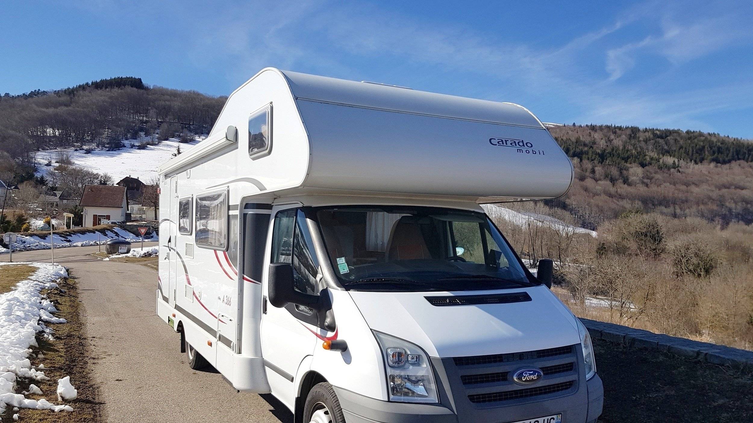 Vista del vehicle angle davanter Ford Transit 2,4 l TDCi 140 ch. - Yescapa