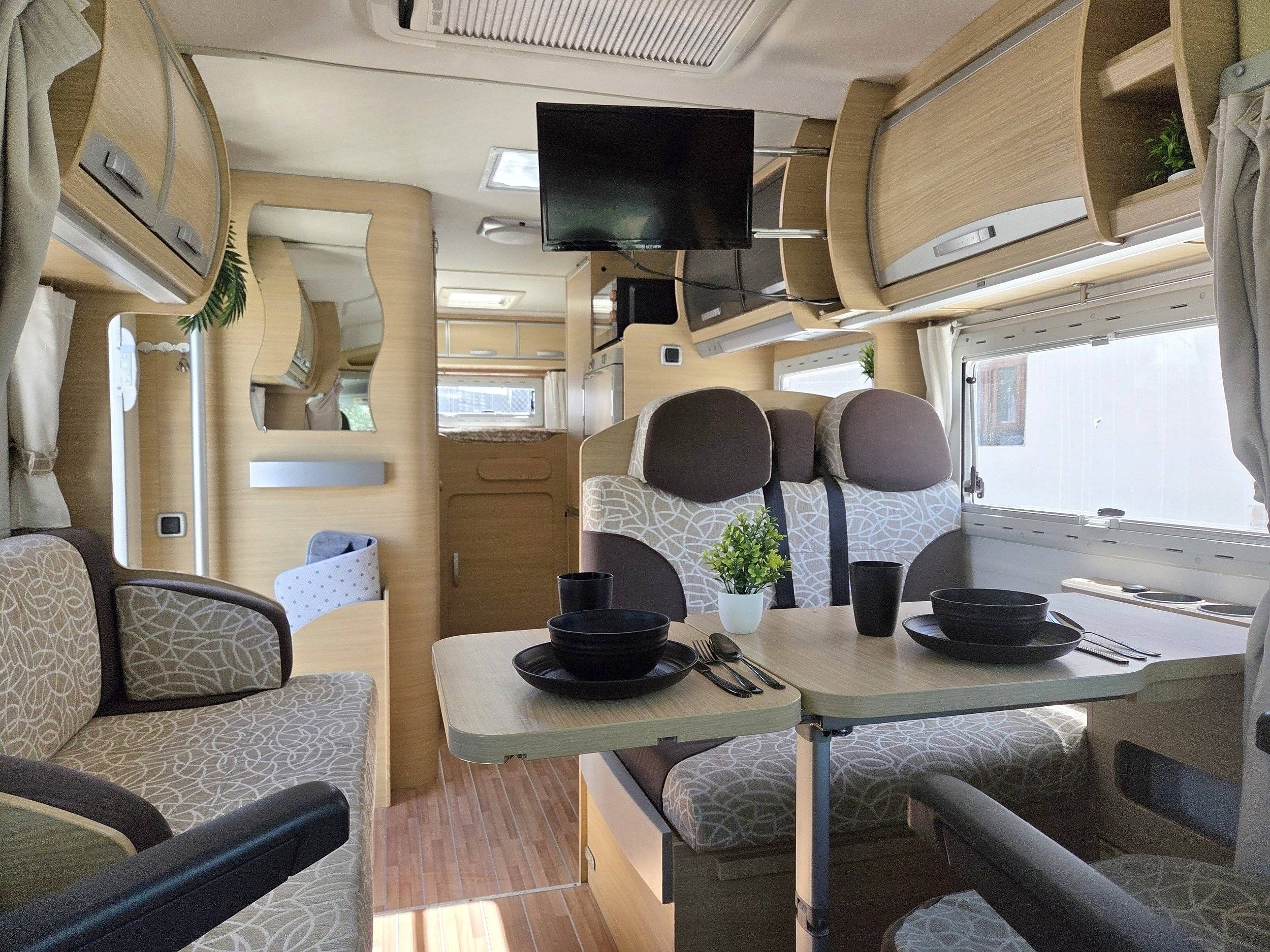 Vista del vehicle angle davanter Fiat Ducato 2,3 l 120 ch - Yescapa