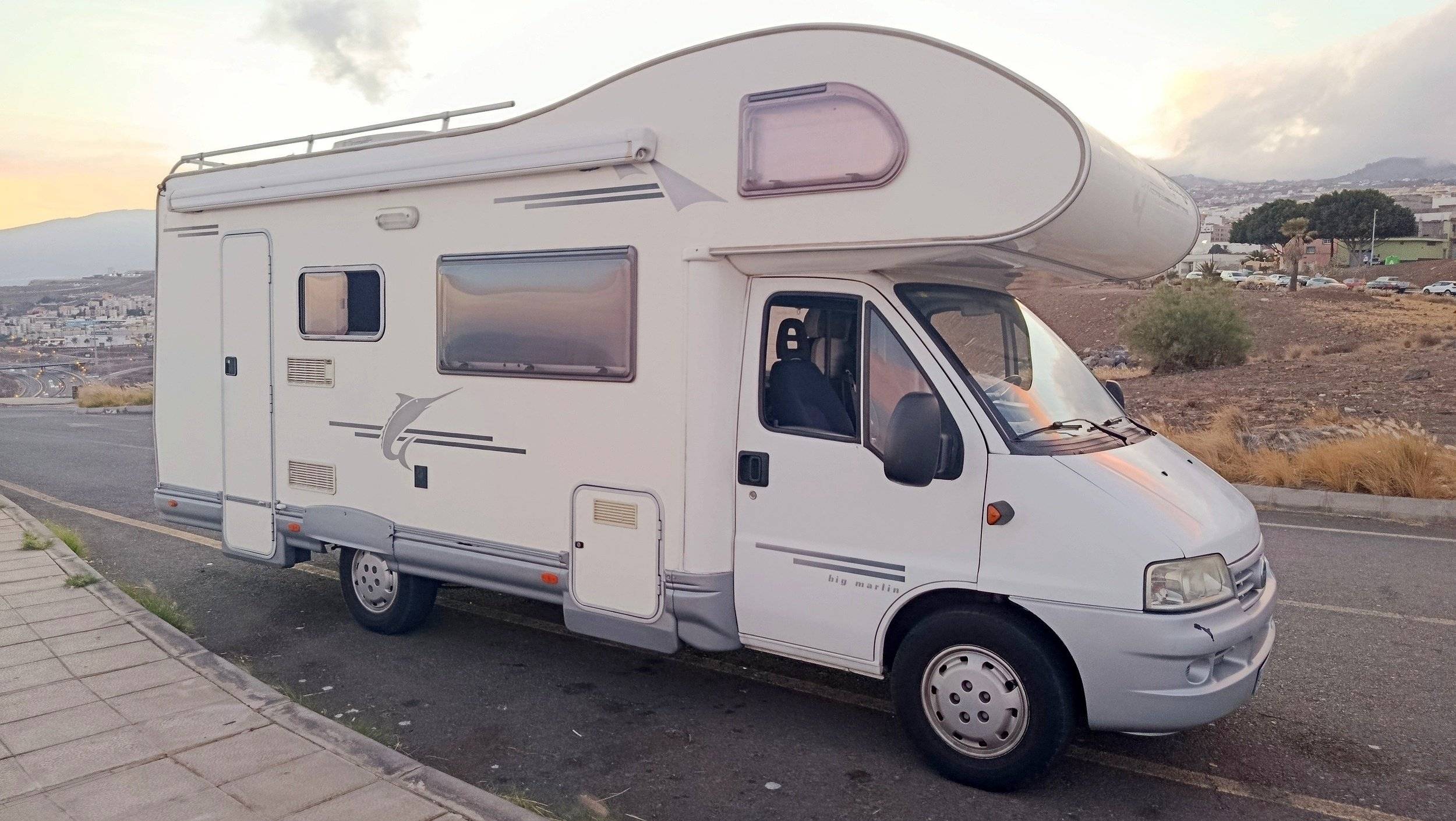 Vista frontale a ¾ Fiat fiat ducato 2800 JTD - Yescapa