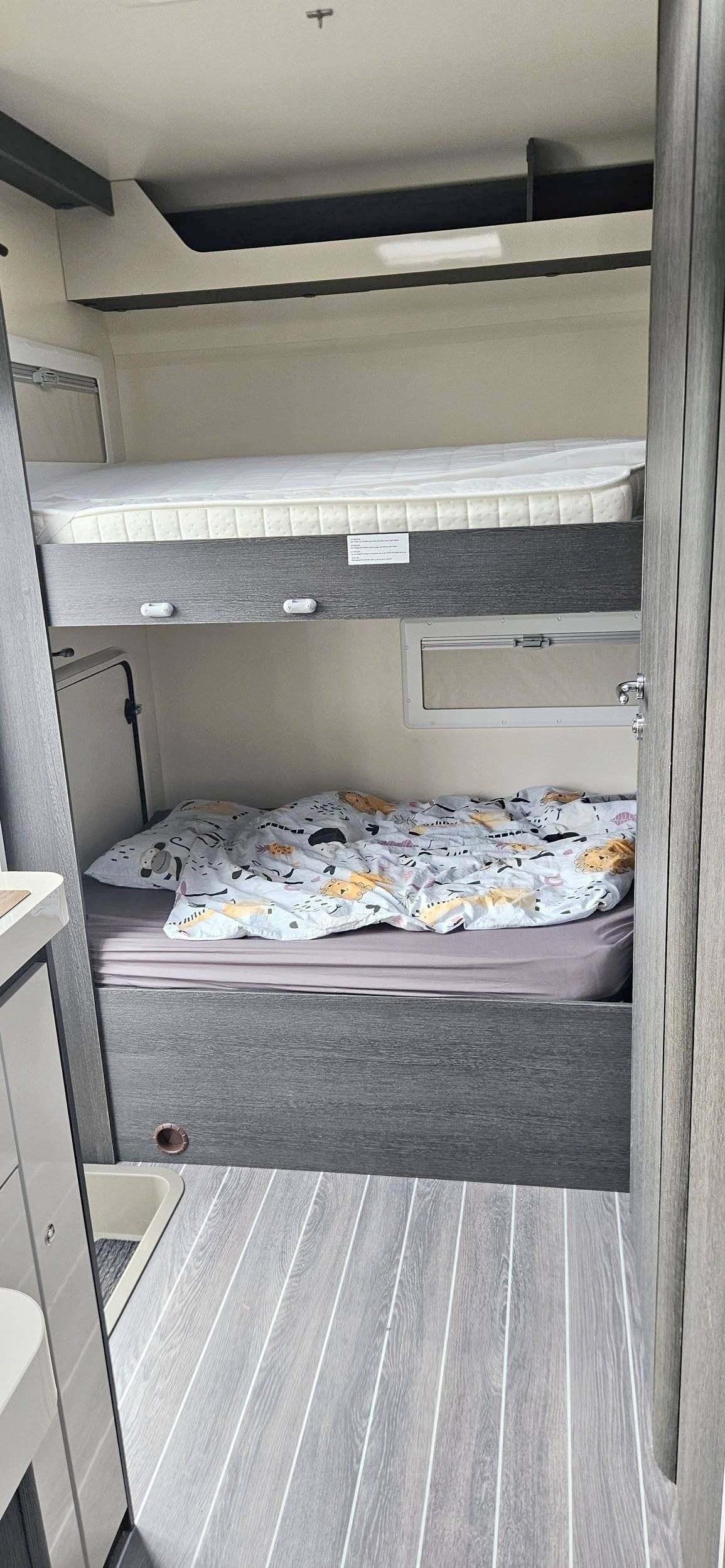 Schlafplätze Ford Transit 2,0 l 170 ch - Yescapa